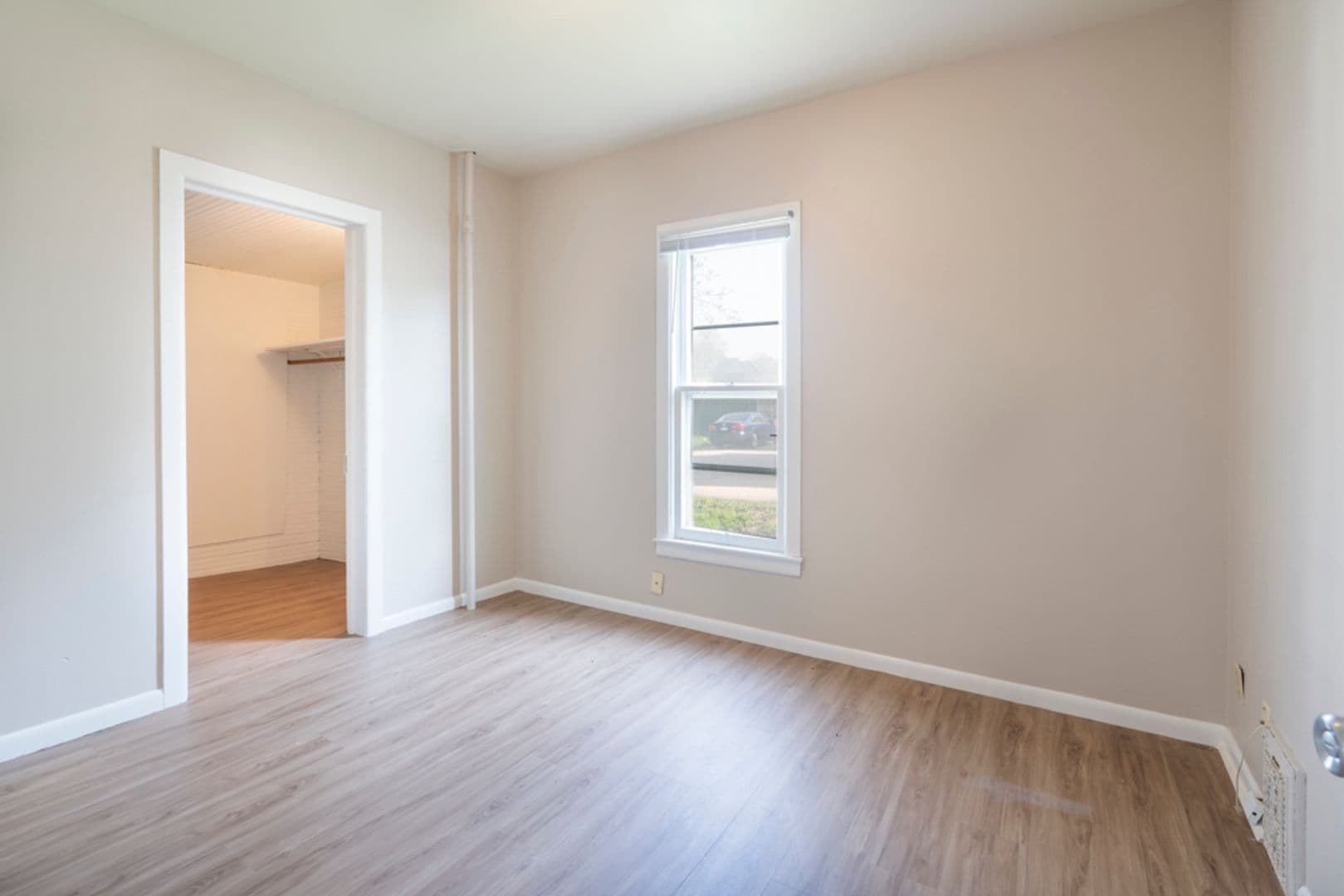 Cedar Falls Apartment: 2110 College St