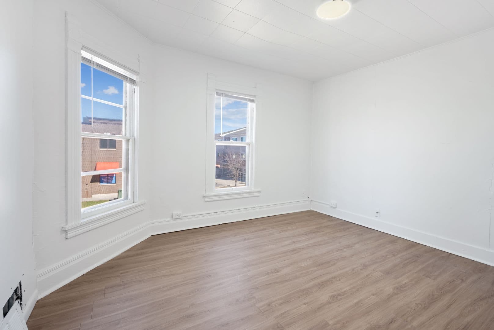 Cedar Falls Apartment: 2104 College St