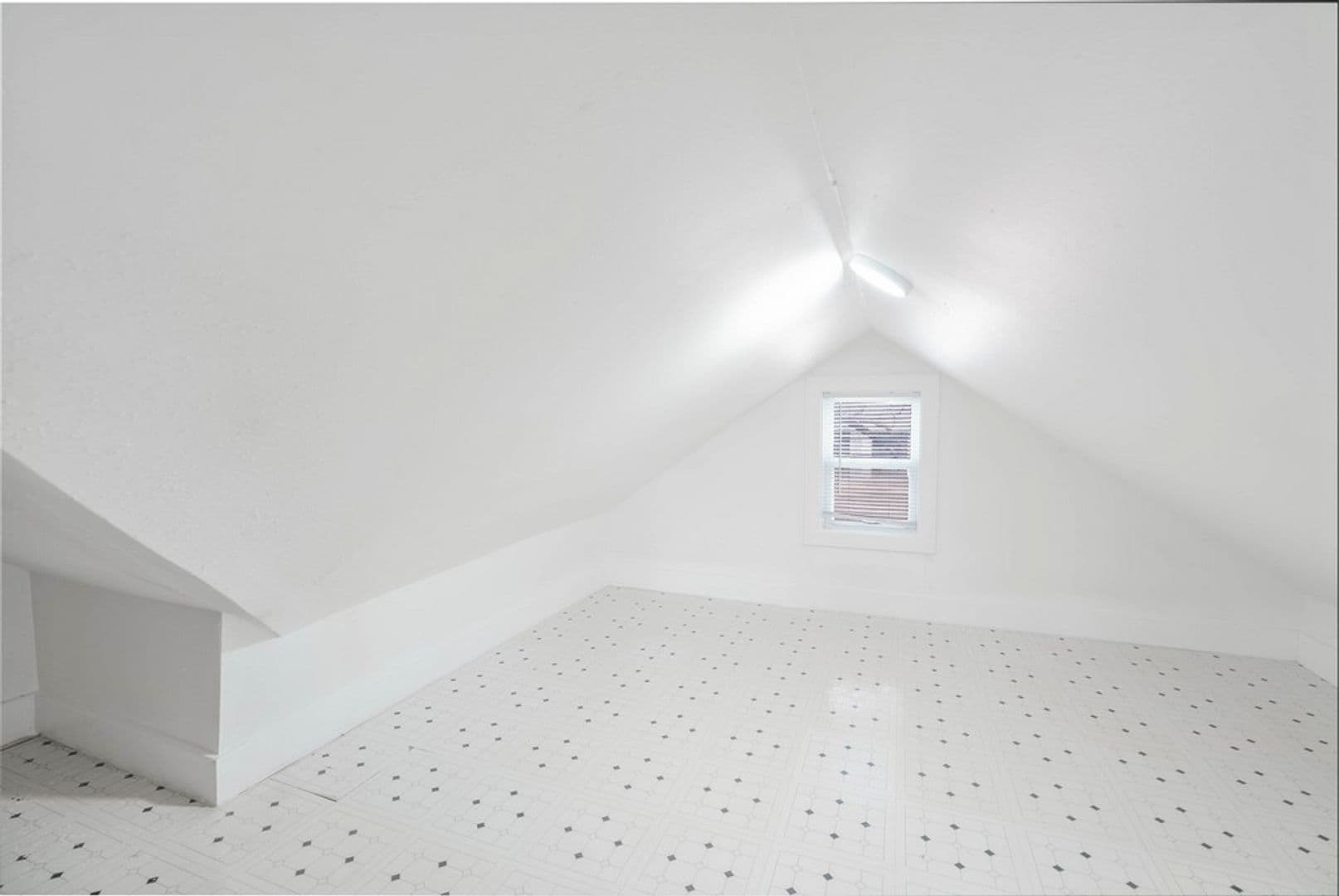Cedar Falls House: 2303 Main St