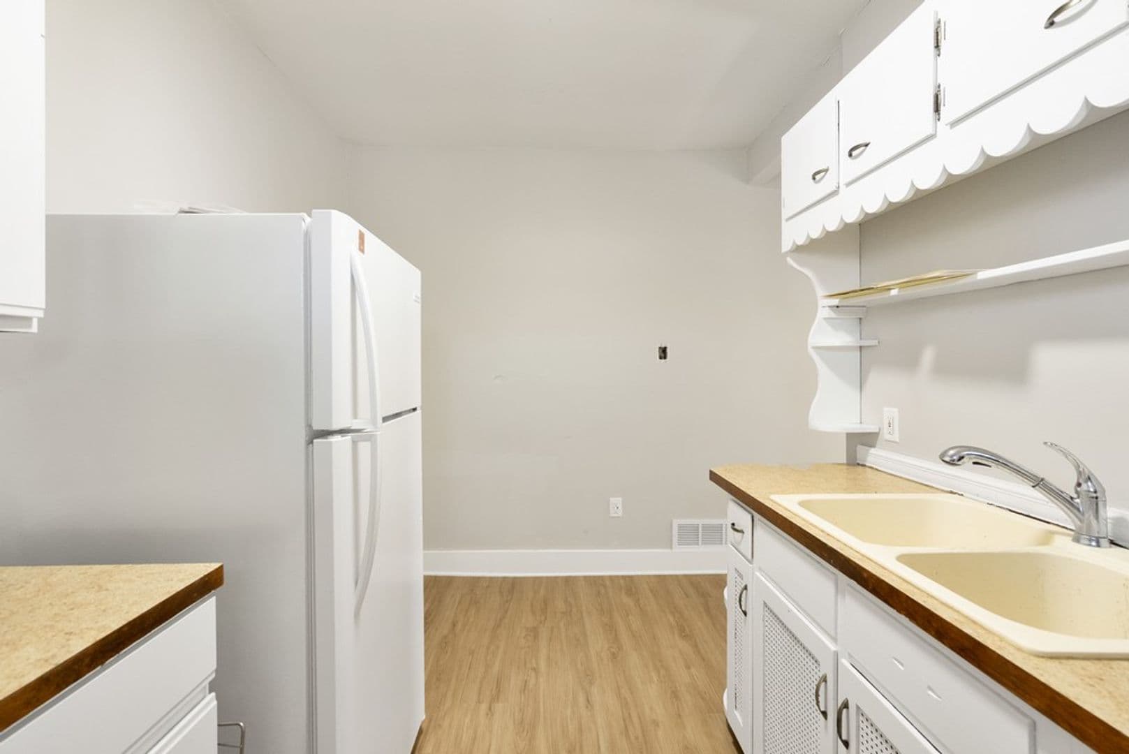 Cedar Falls Apartment: 1015 W 22nd St