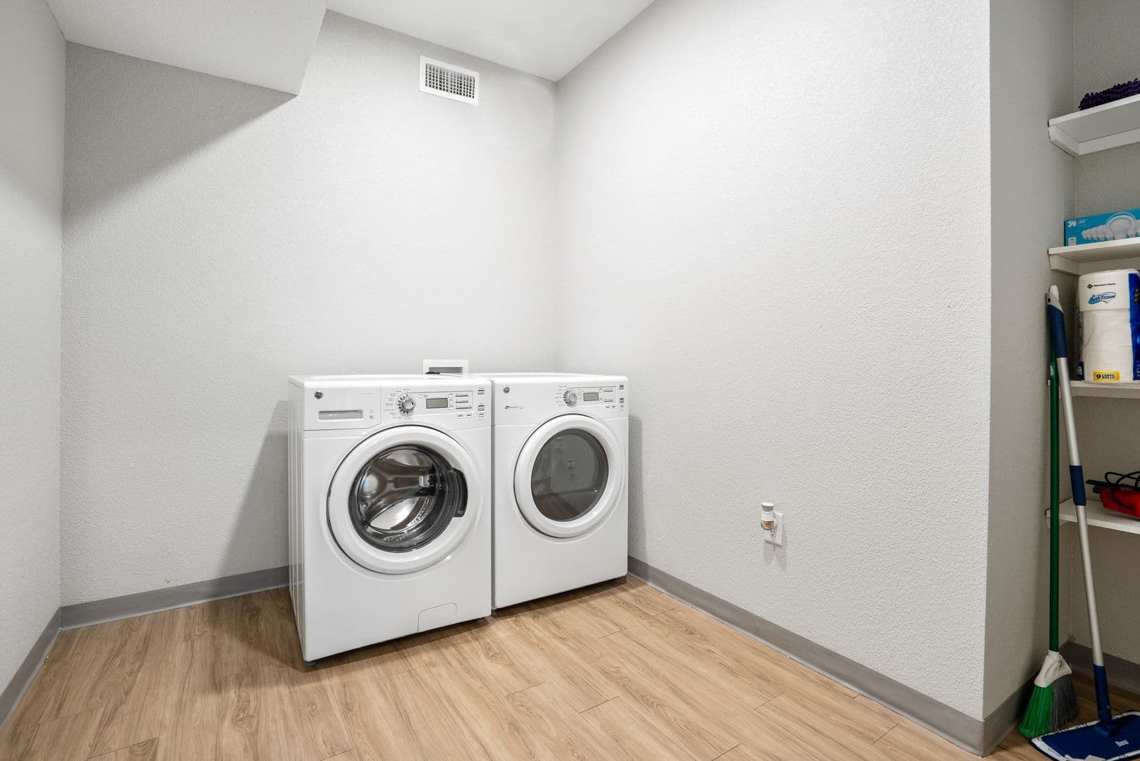 Cedar Falls Apartment: 200 W 1st St