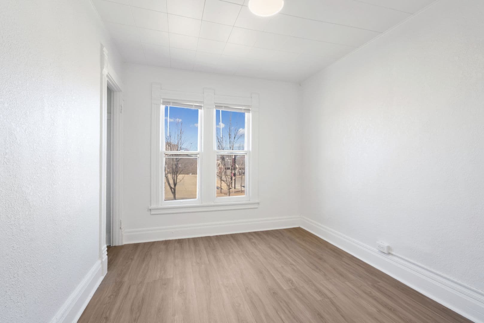 Cedar Falls Apartment: 2104 College St
