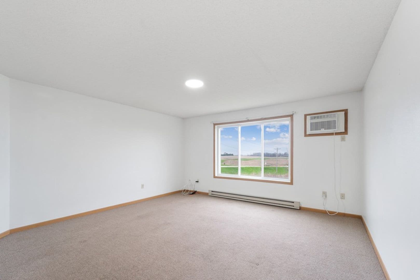 Calmar Apartment: 100 College View Dr