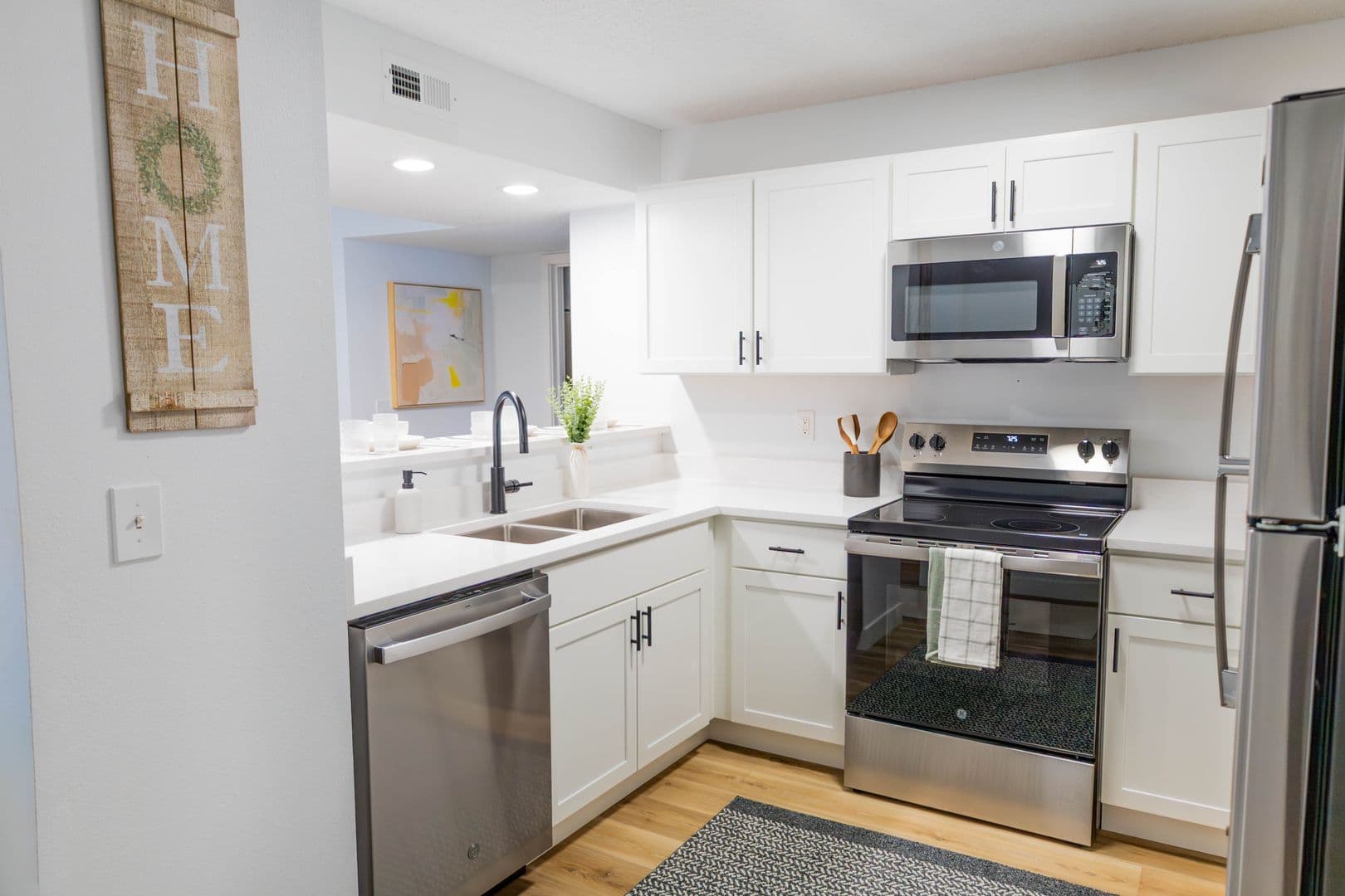 Waterloo Apartment: 6025 Donegal Cir