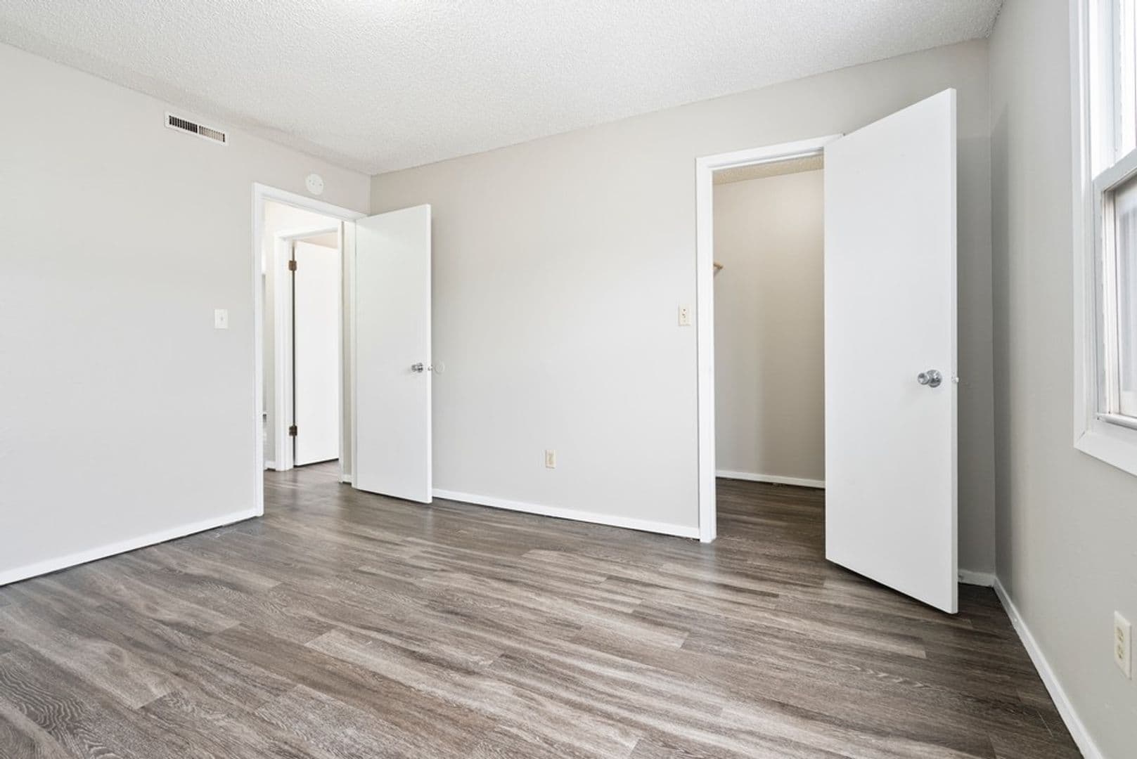 Waterloo Apartment: 1008 Leavitt St