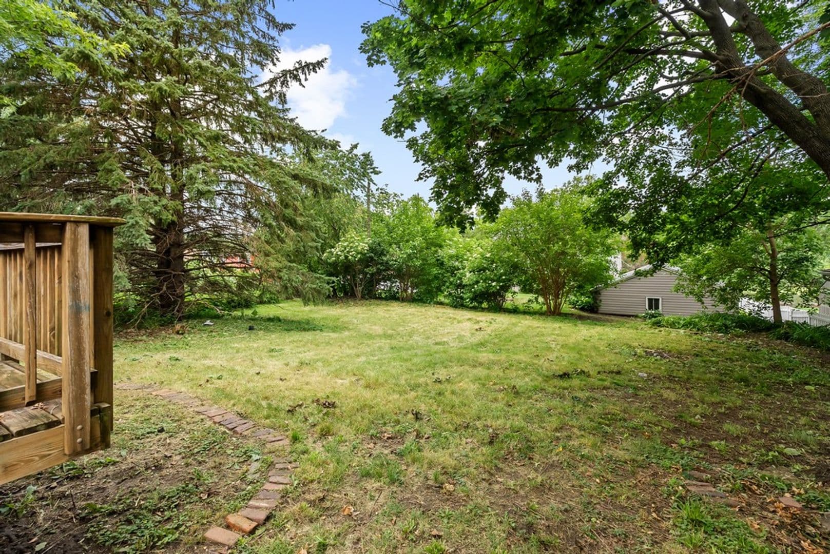 Cedar Falls House: 915 W 9th St
