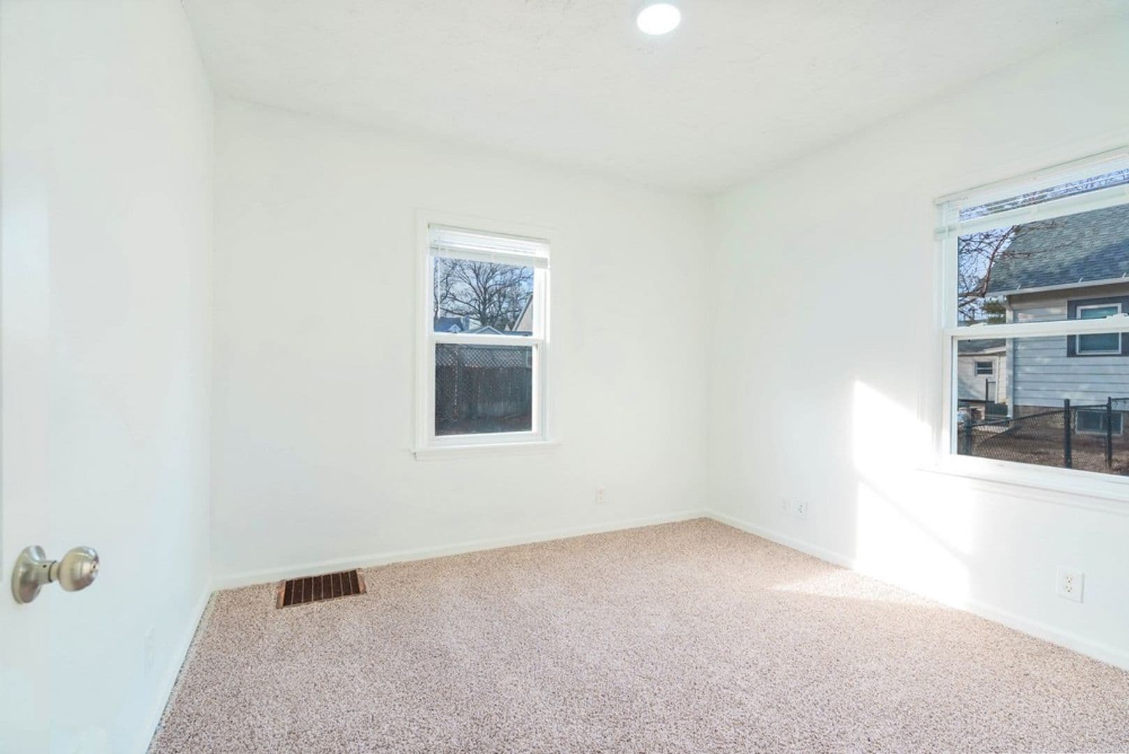 Cedar Falls House: 2303 Main St