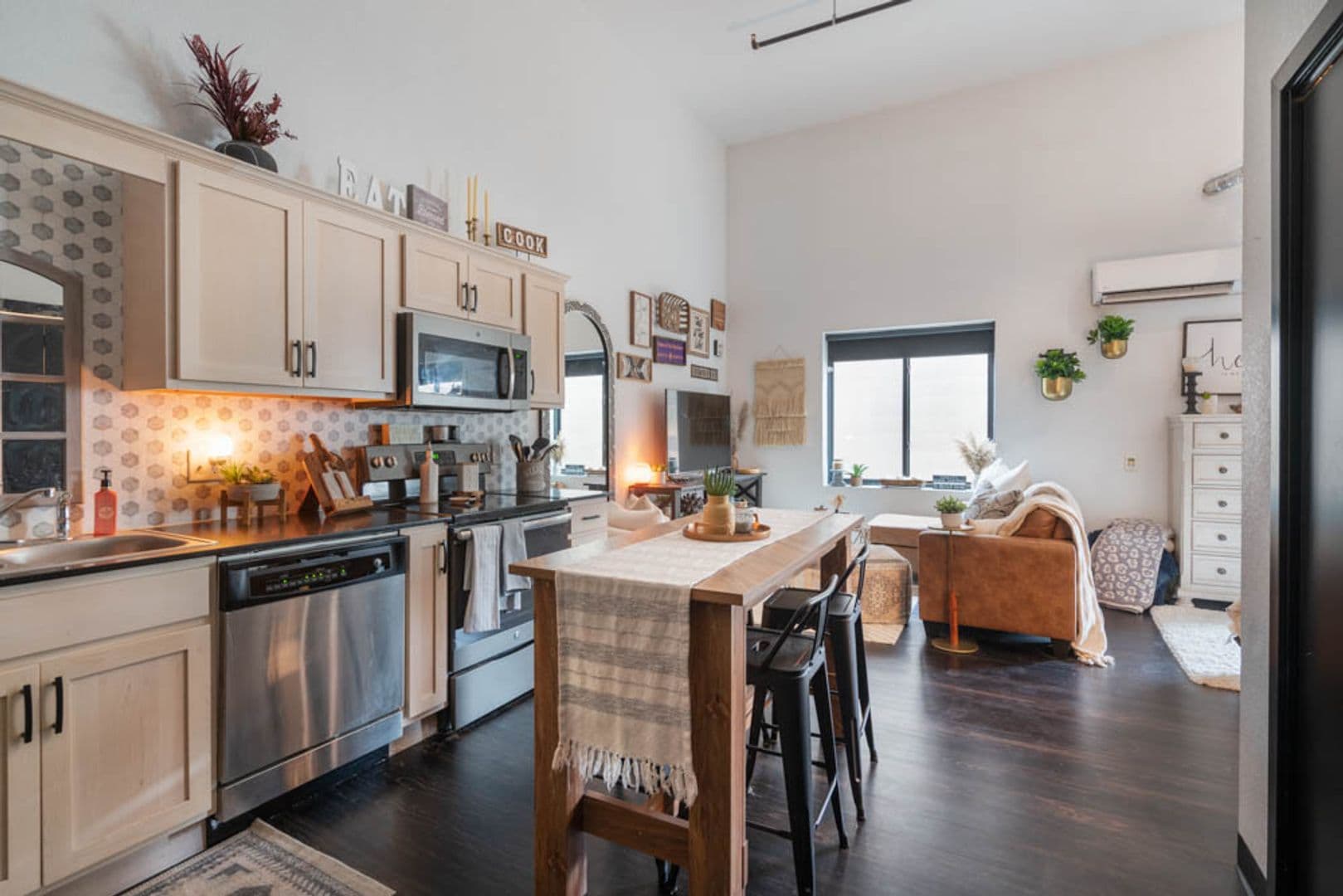 Cedar Falls Apartment: 917 W 23rd St