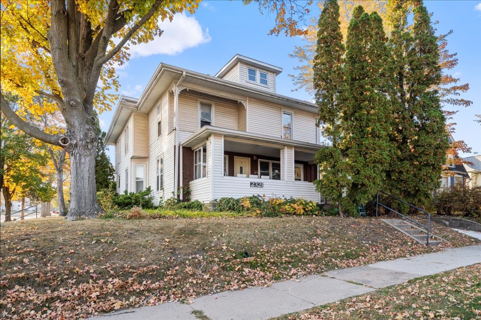 Cedar Falls Apartment: 2321 Iowa St