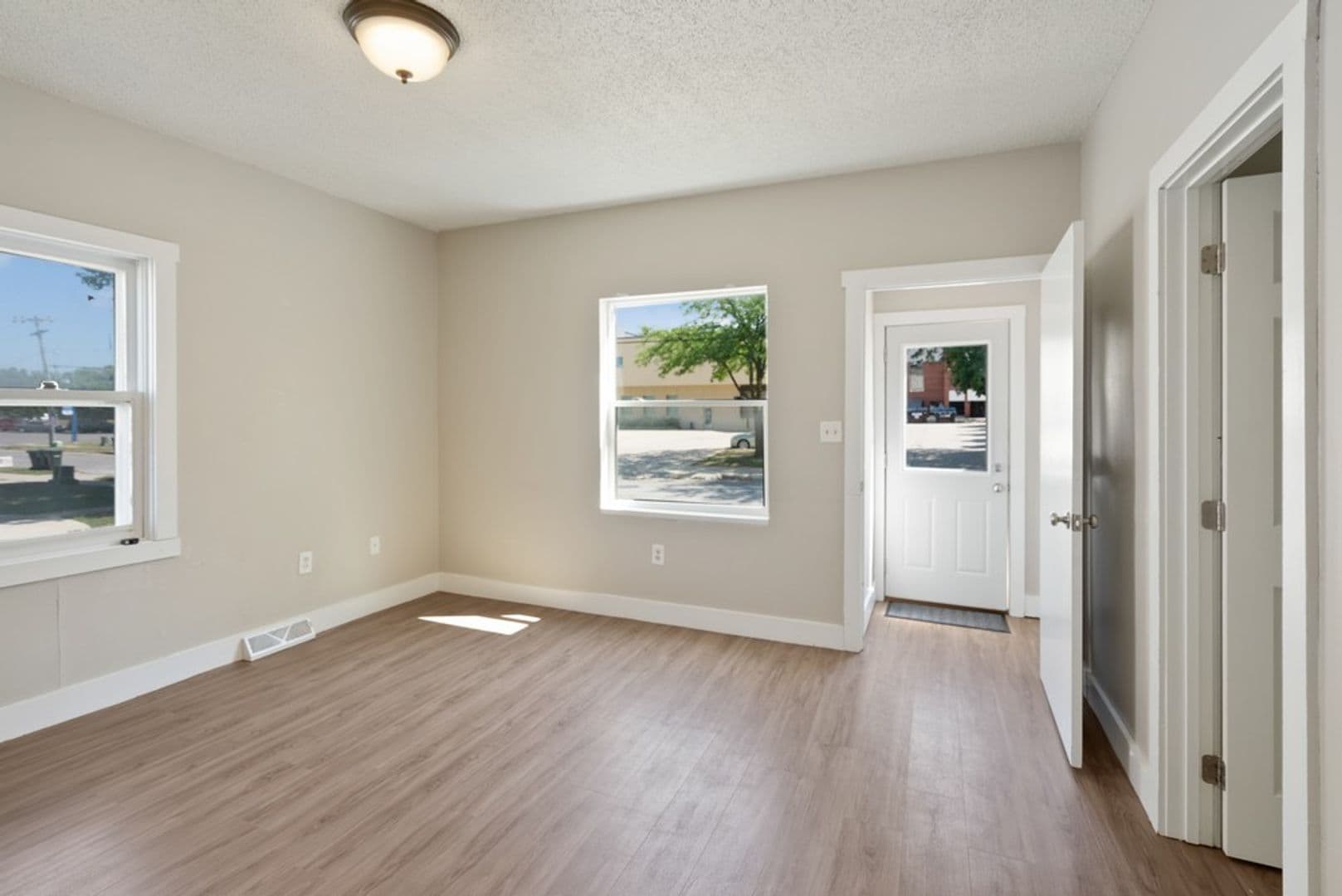 Cedar Falls Apartment: 1015 W 22nd St