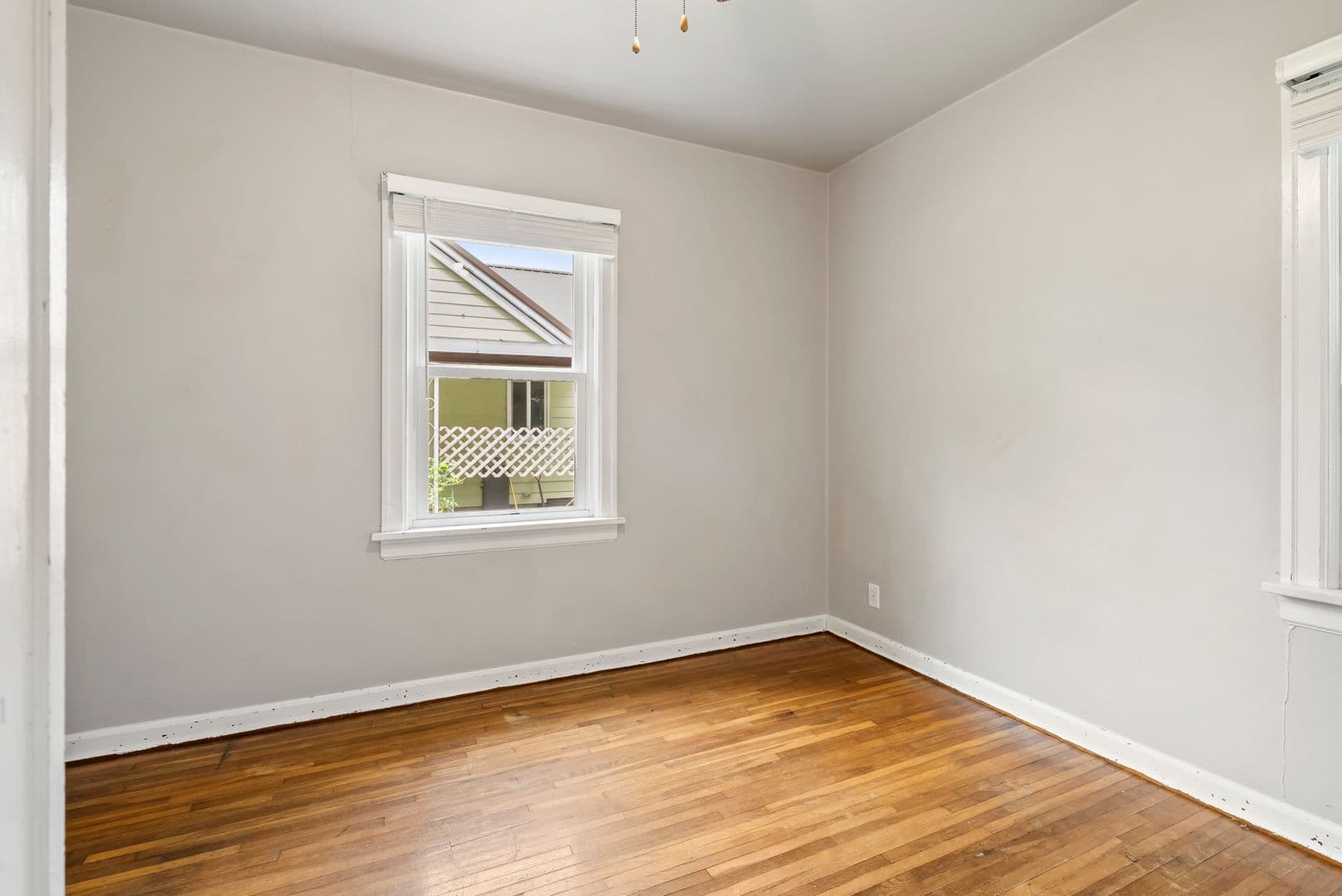 Cedar Falls House: 915 W 9th St