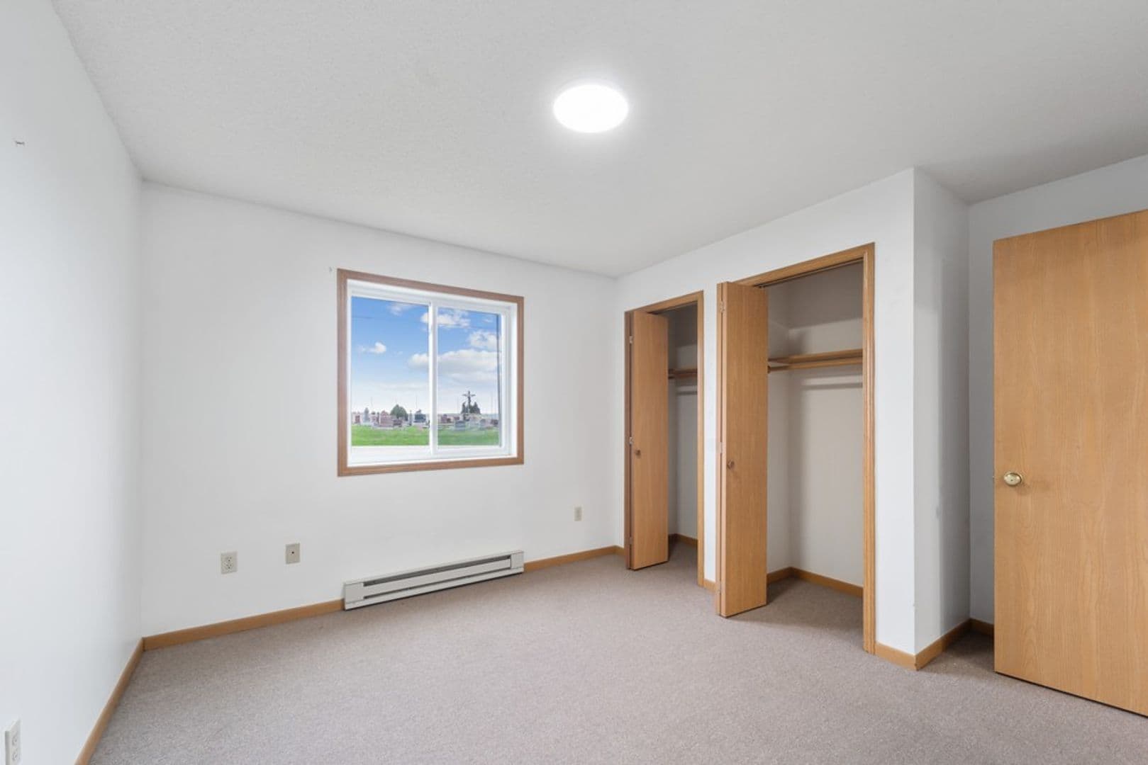 Calmar Apartment: 100 College View Dr
