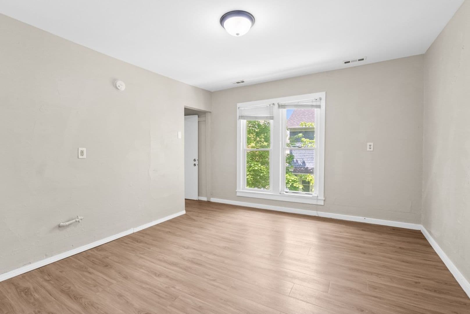 Cedar Falls Apartment: 2321 Iowa St
