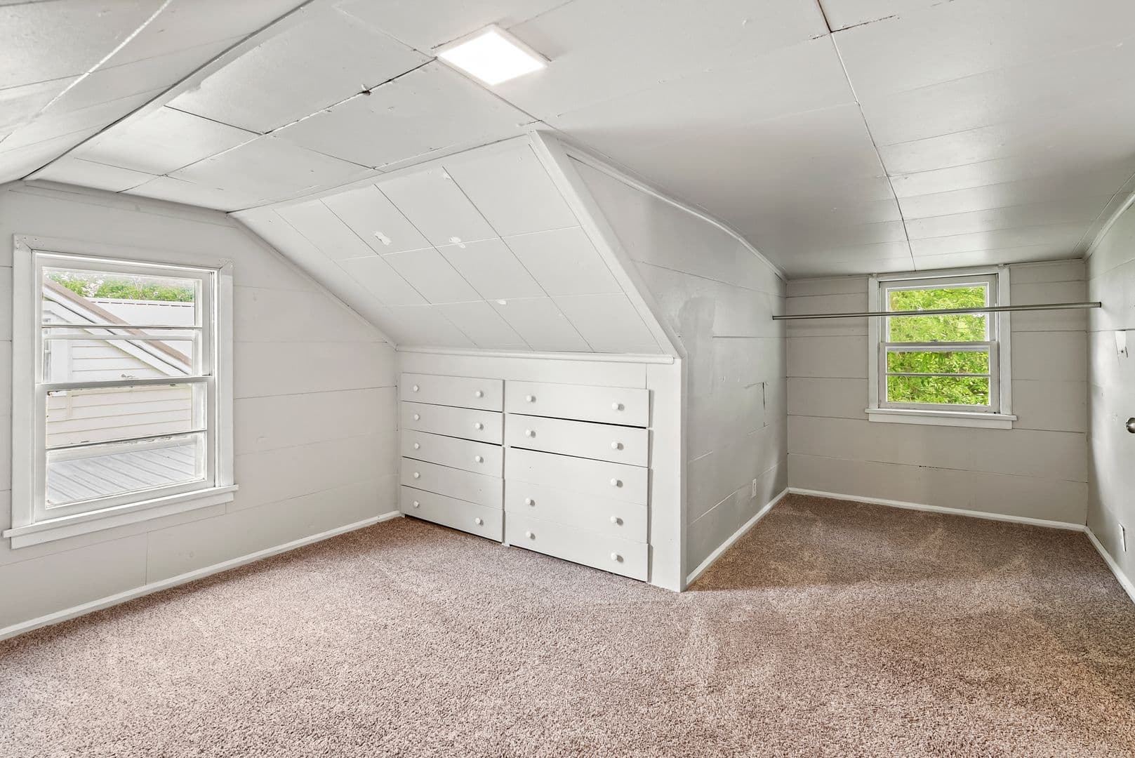 Cedar Falls House: 915 W 9th St