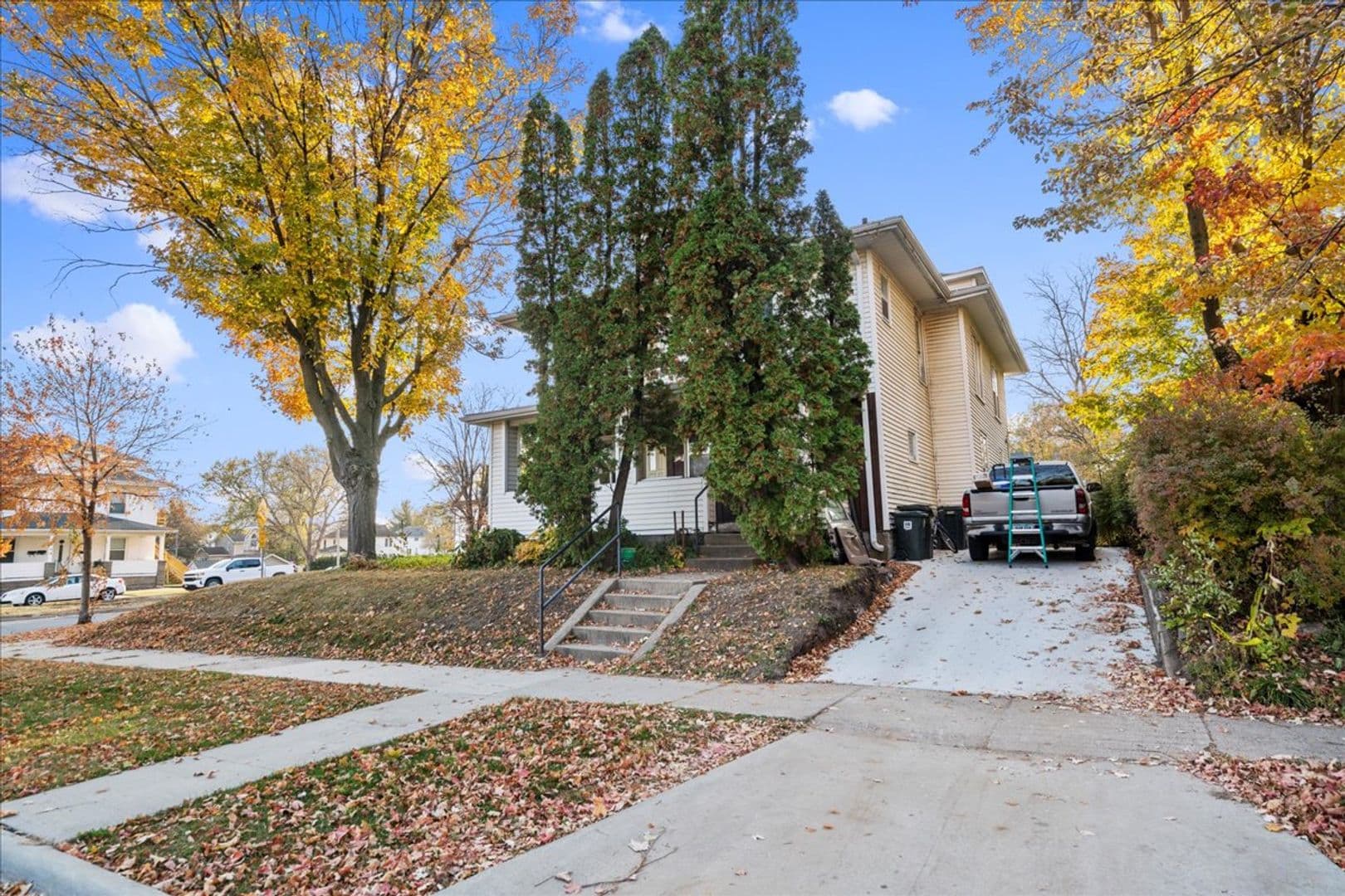 Cedar Falls Apartment: 2321 Iowa St