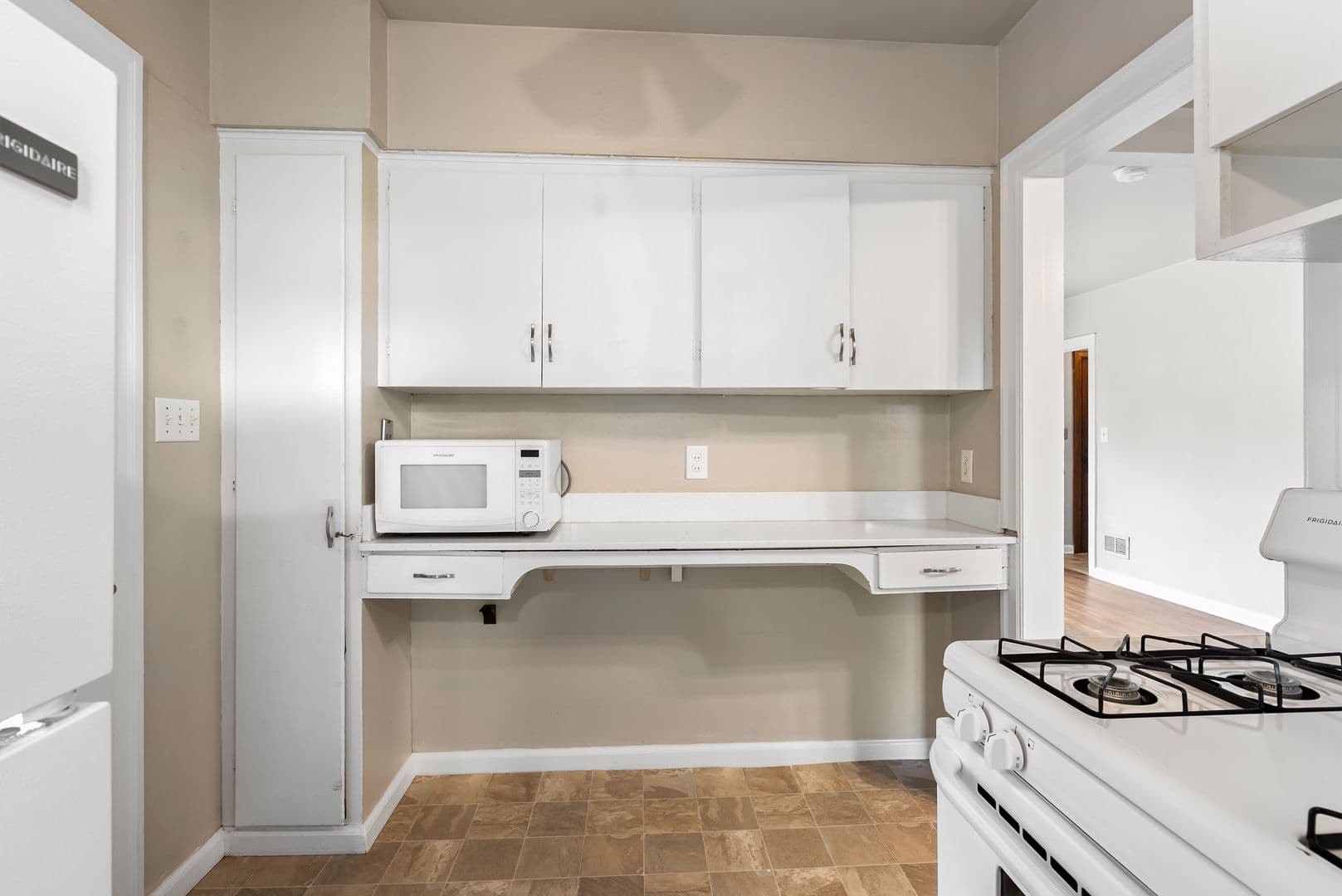 Cedar Falls House: 915 W 9th St