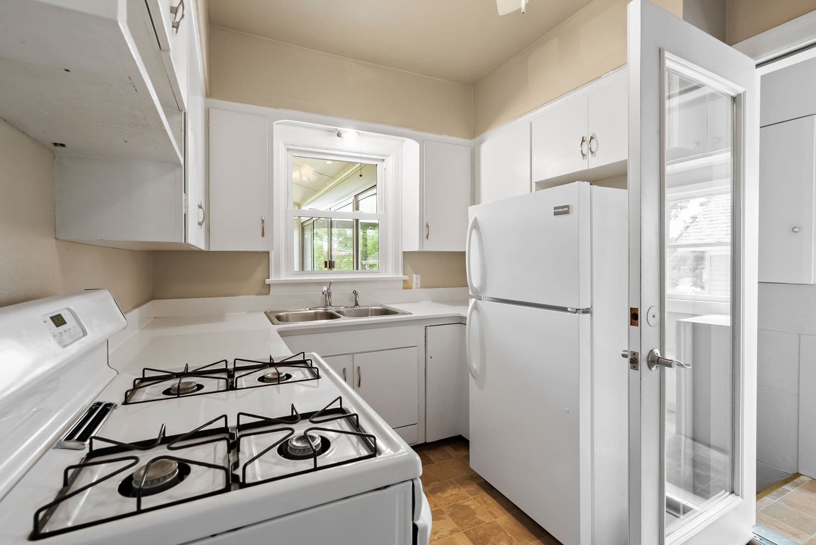 Cedar Falls House: 915 W 9th St