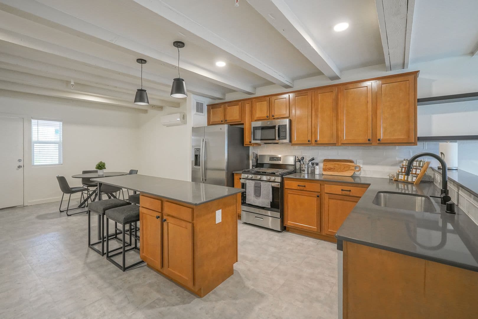Albuquerque Apartment: 11930 Menaul BLVD NE