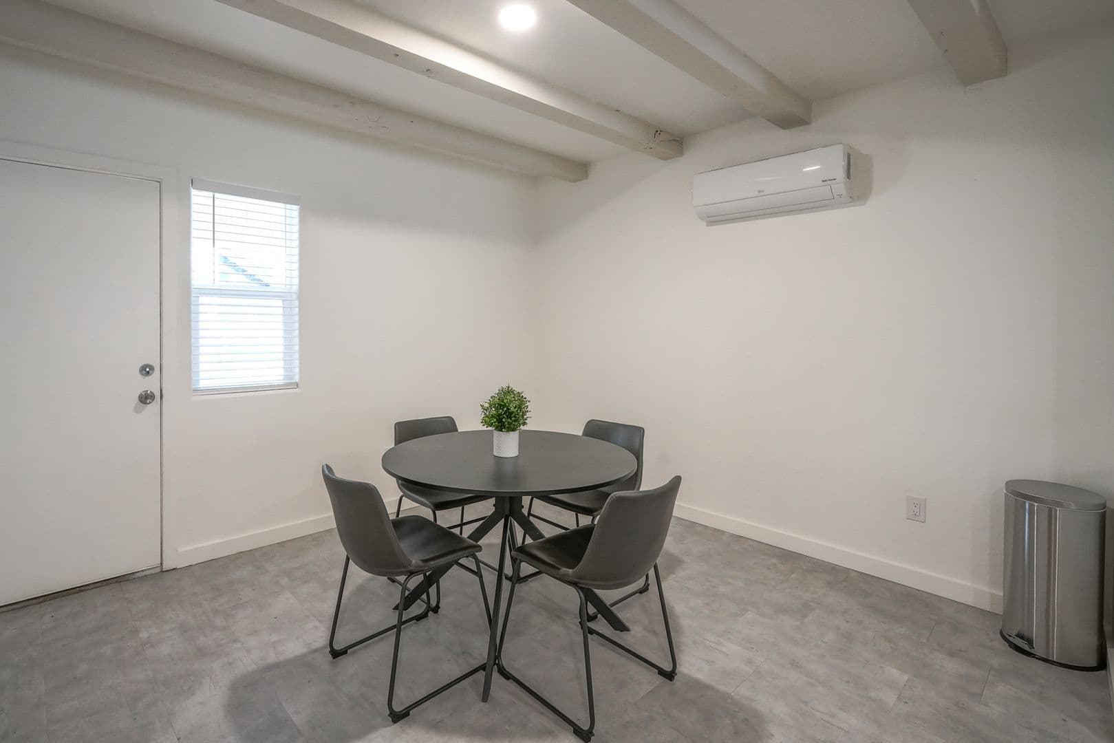 Albuquerque Apartment: 11930 Menaul BLVD NE