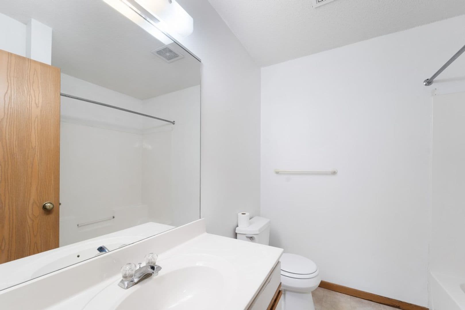Calmar Apartment: 100 College View Dr