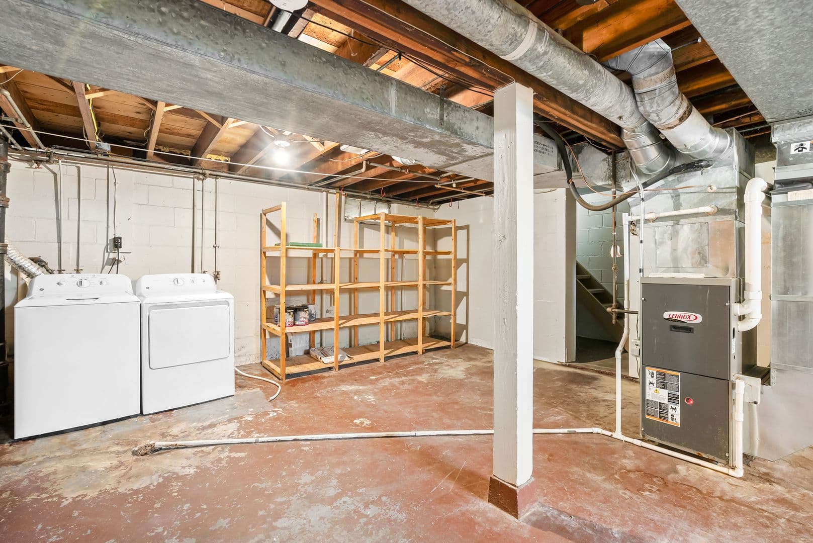 Cedar Falls House: 915 W 9th St