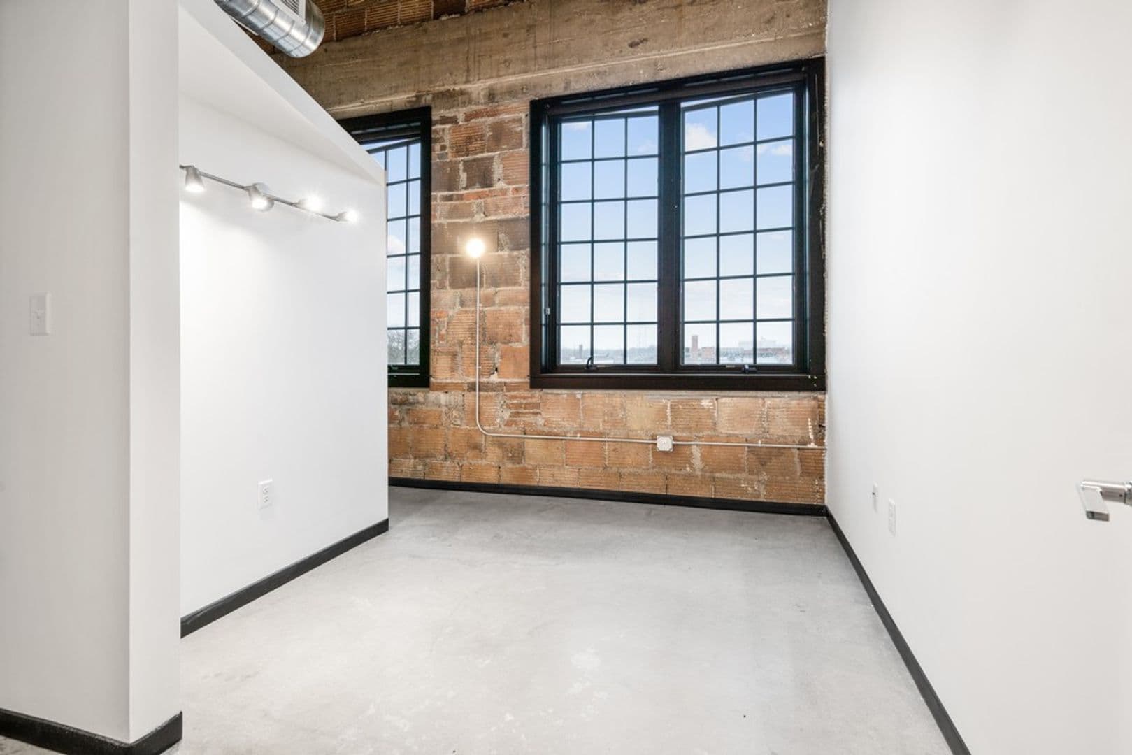Waterloo Apartment: 325 E Park Avenue
