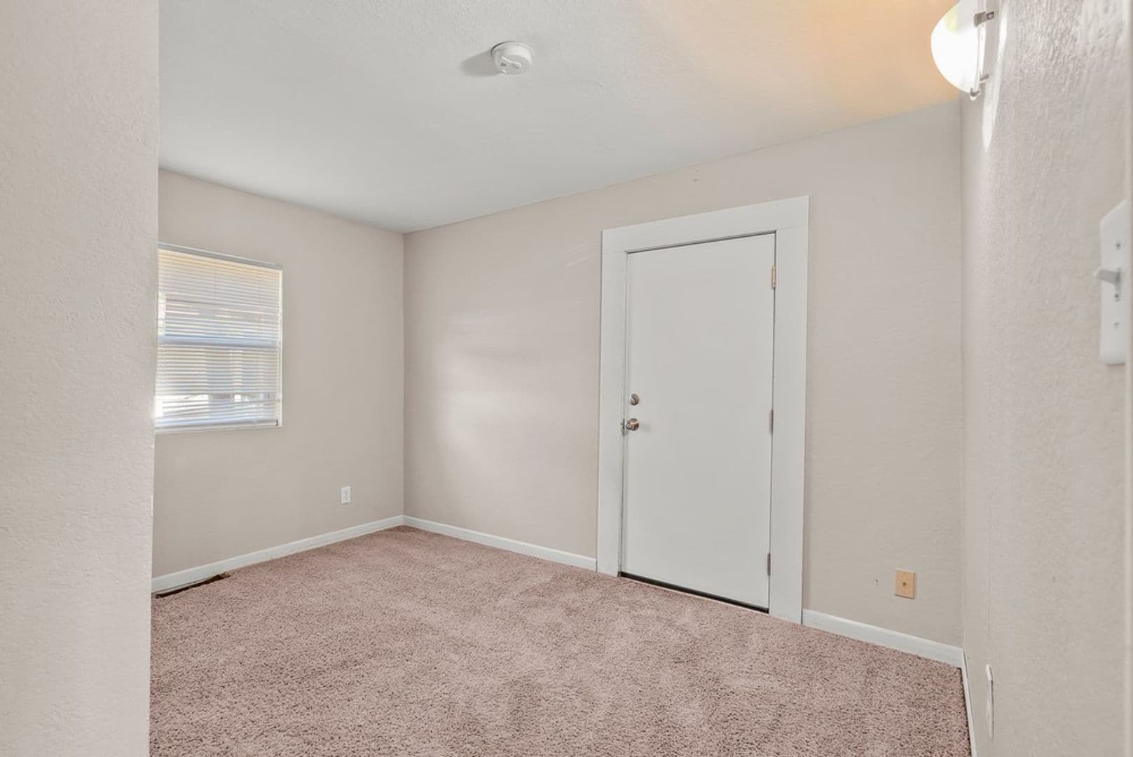 Cedar Falls House: 309 W 10th St