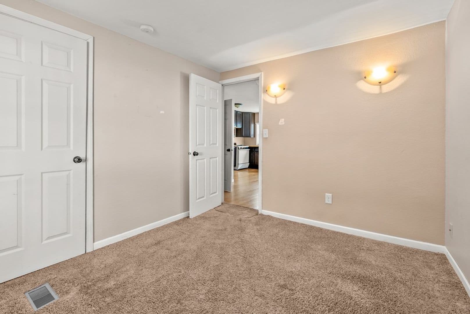 Cedar Falls House: 309 W 10th St