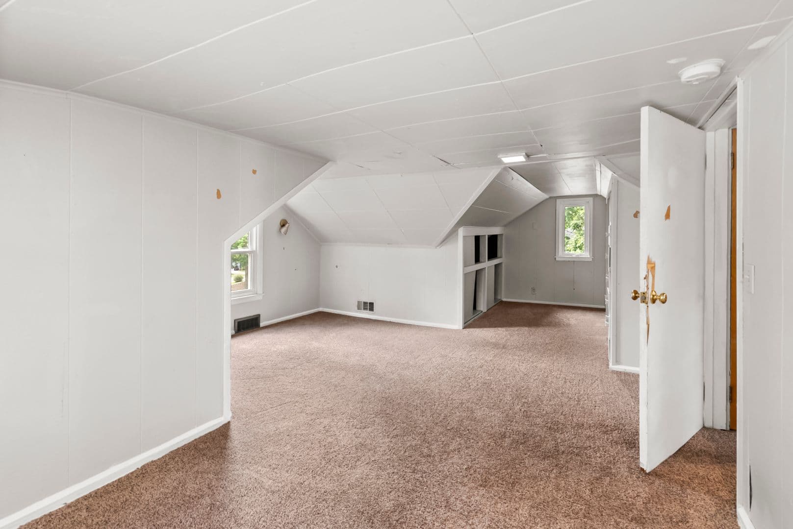 Cedar Falls House: 915 W 9th St