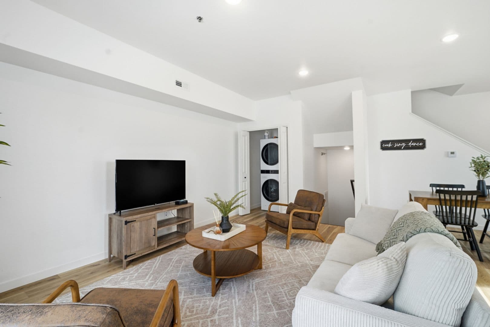 Cedar Falls Apartment: 402 Fast Ln