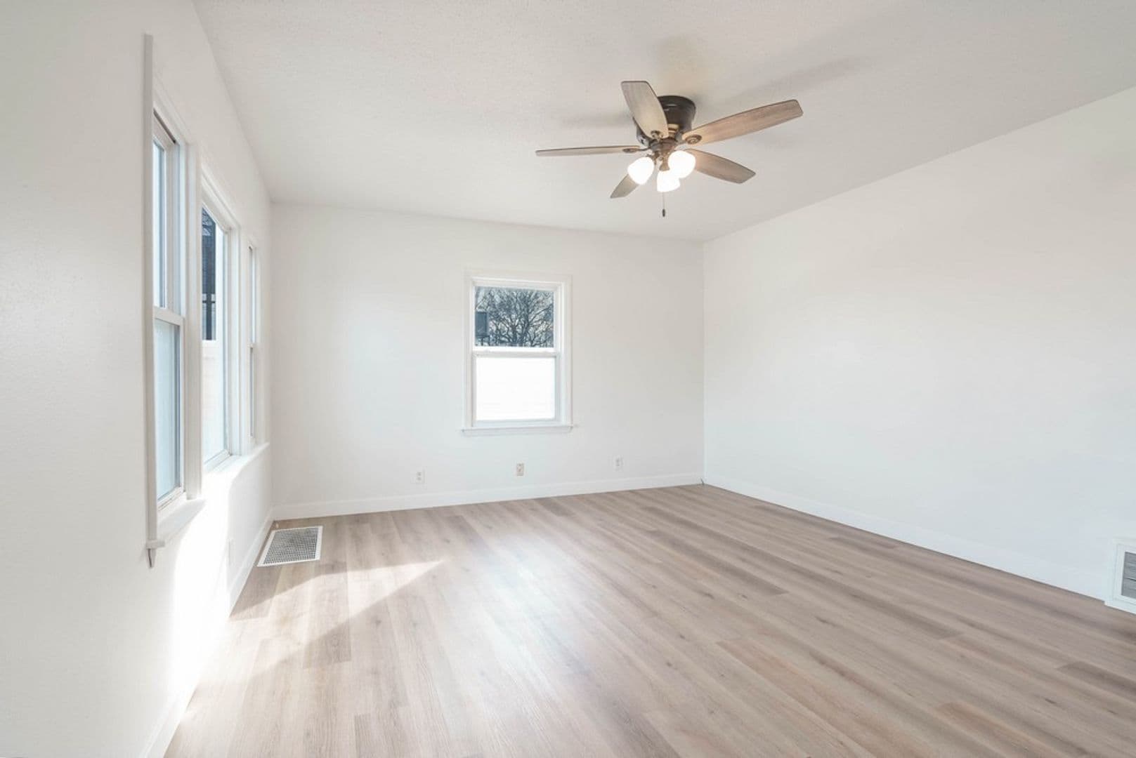 Cedar Falls House: 2303 Main St