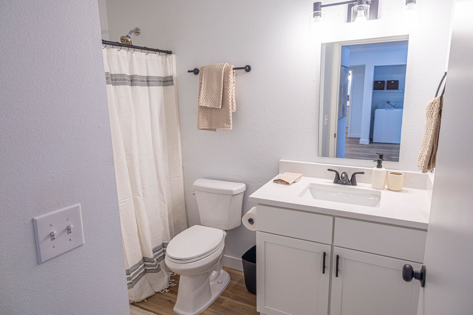 Waterloo Apartment: 6025 Donegal Cir