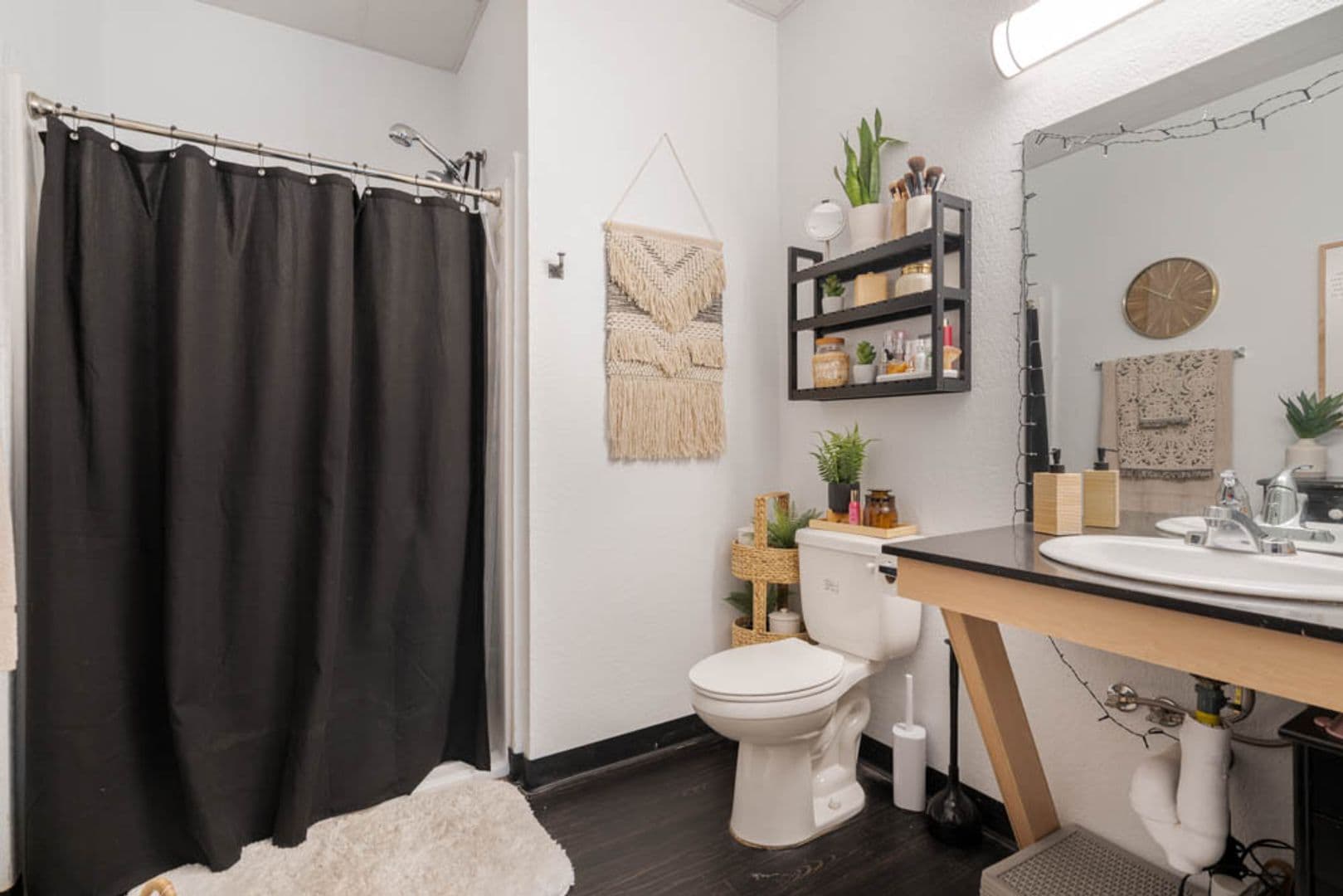Cedar Falls Apartment: 917 W 23rd St