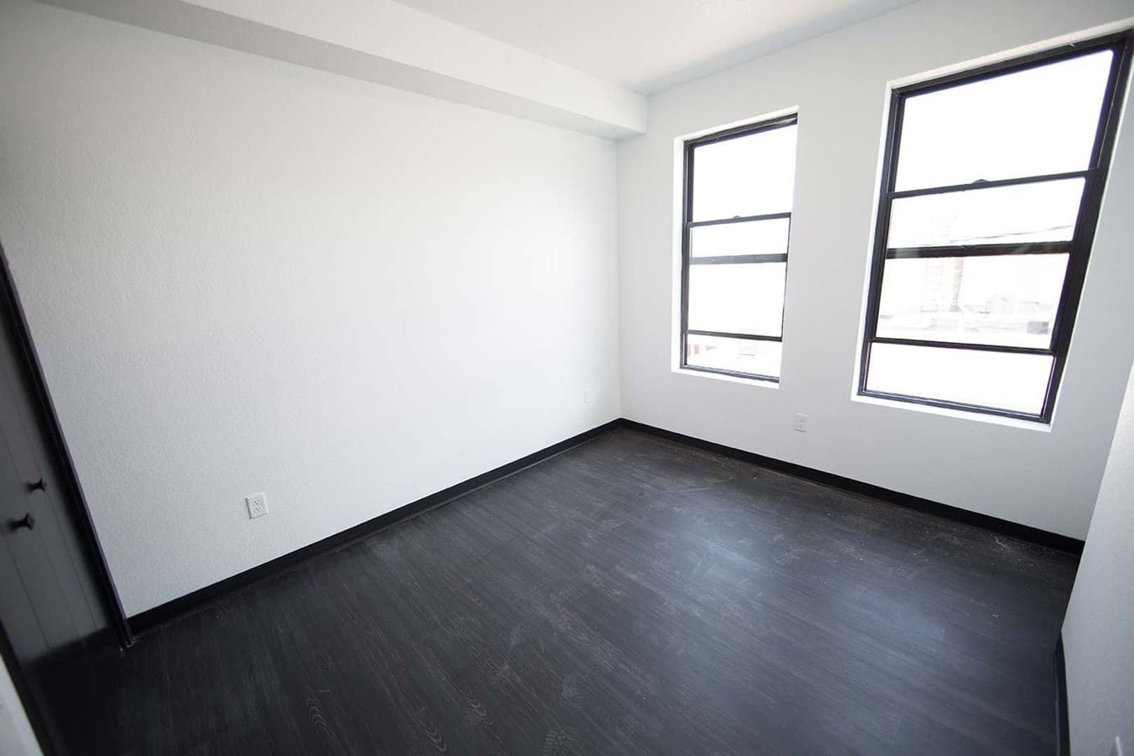Cedar Falls Apartment: 917 W 23rd St