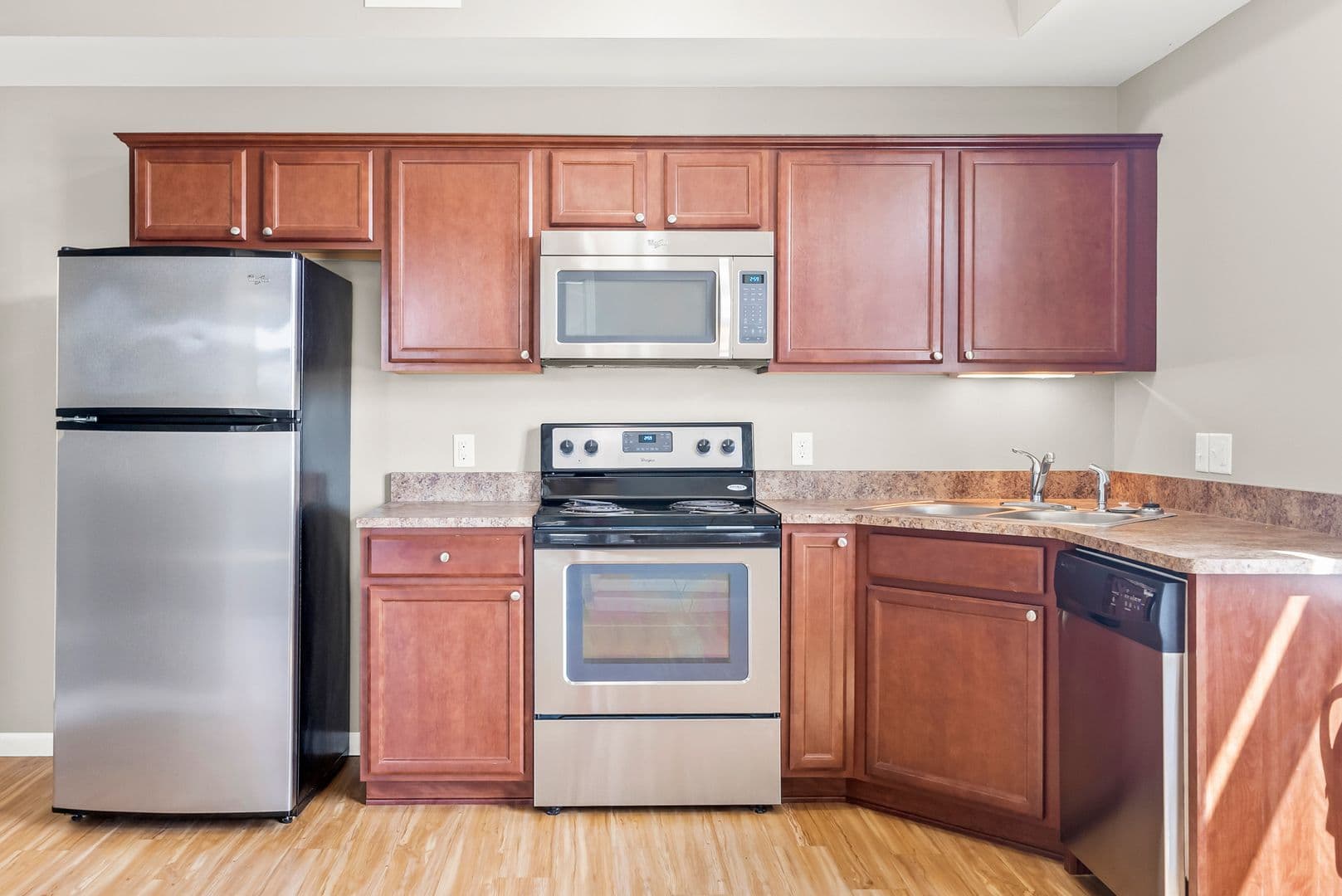 Cedar Falls Apartment: 2024 College St