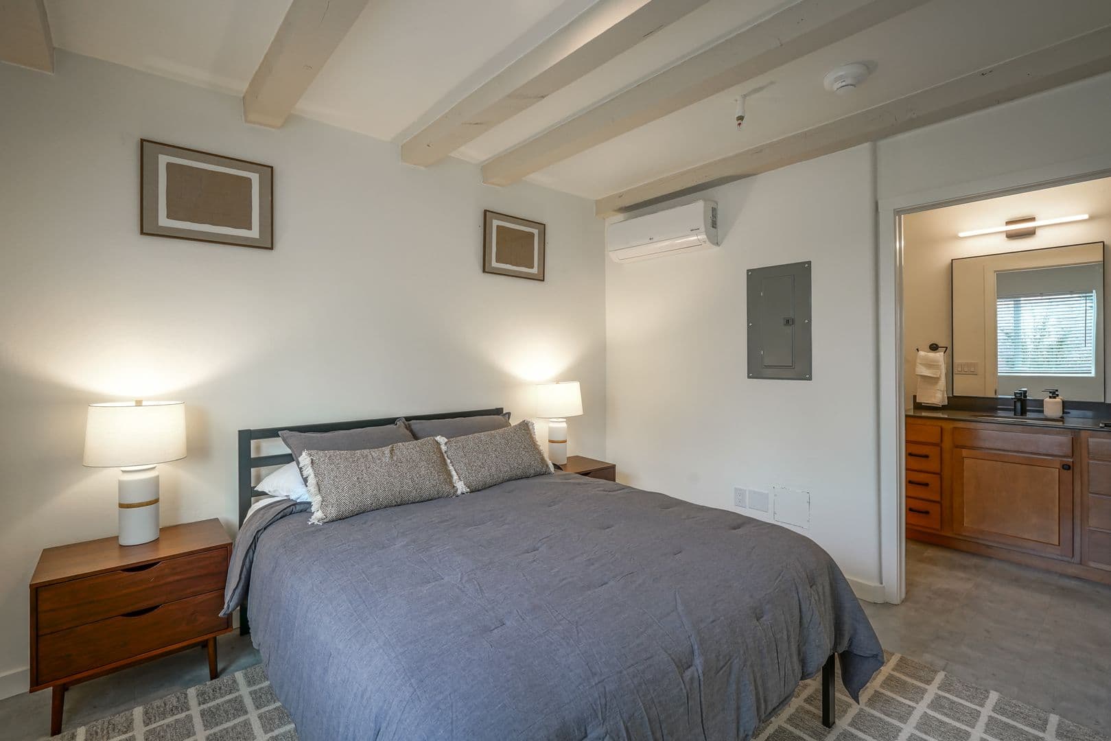 Albuquerque Apartment: 11930 Menaul BLVD NE