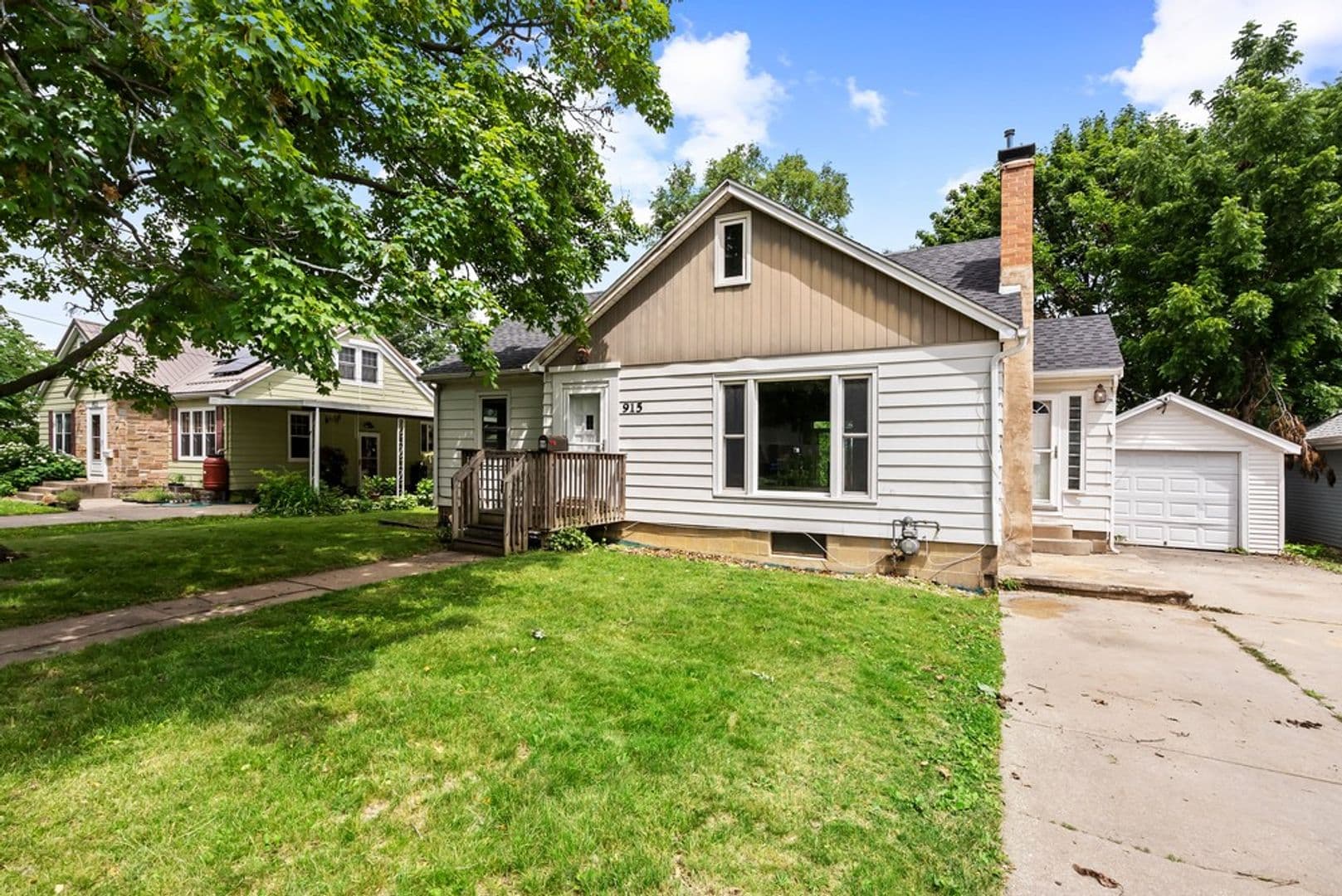 Cedar Falls House: 915 W 9th St