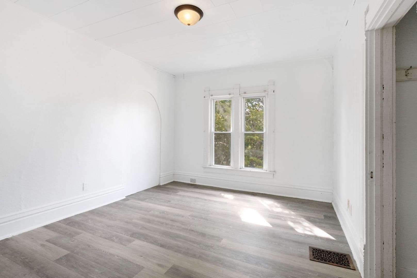 Cedar Falls Apartment: 2314 Walnut St