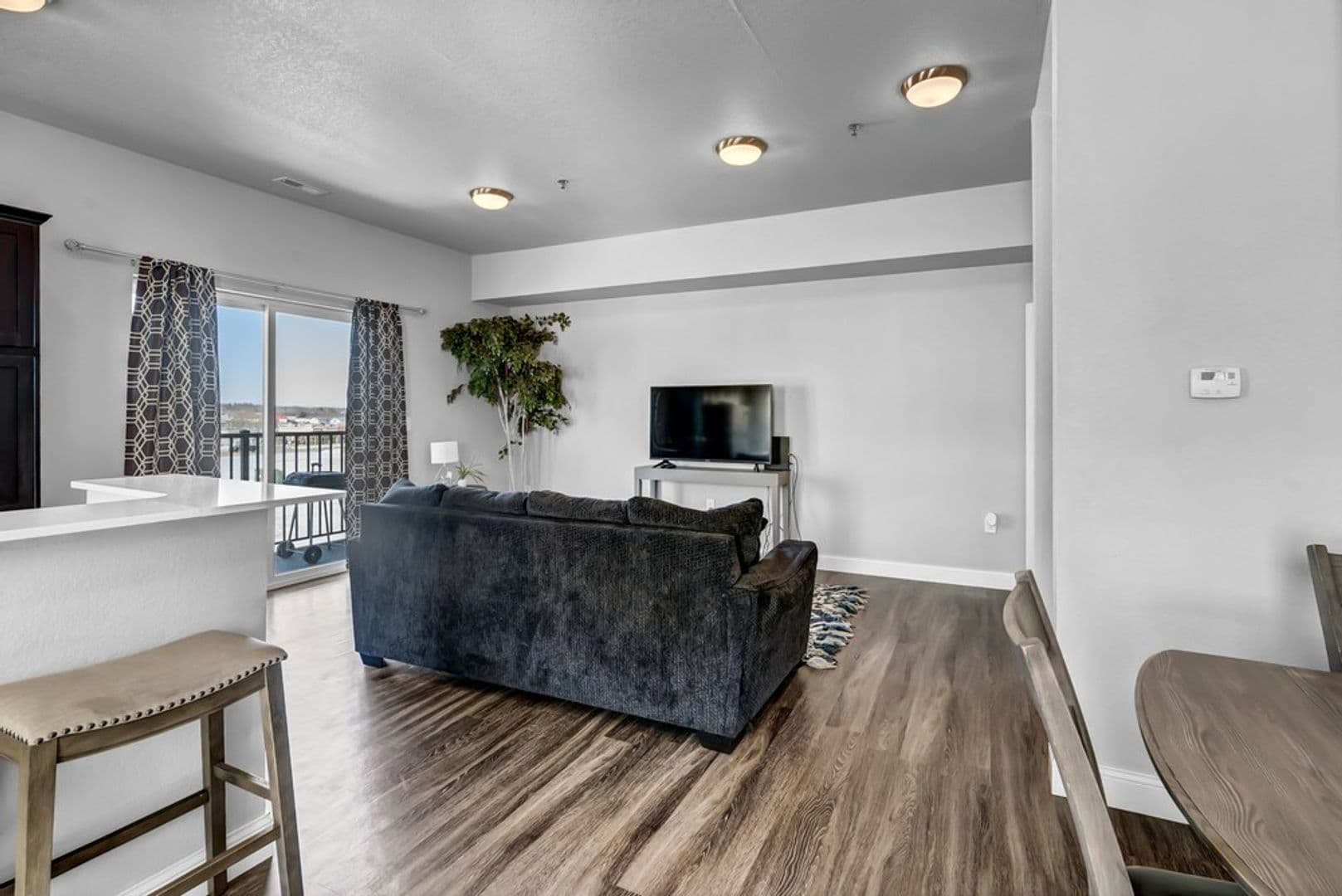 Waverly Apartment: 2103 4th Street SW
