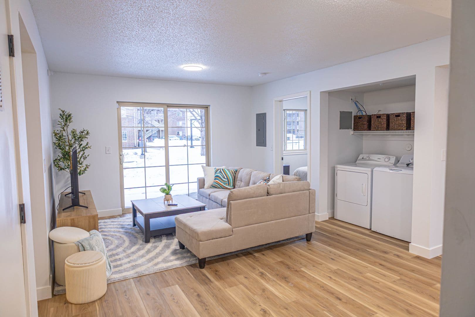 Waterloo Apartment: 6025 Donegal Cir