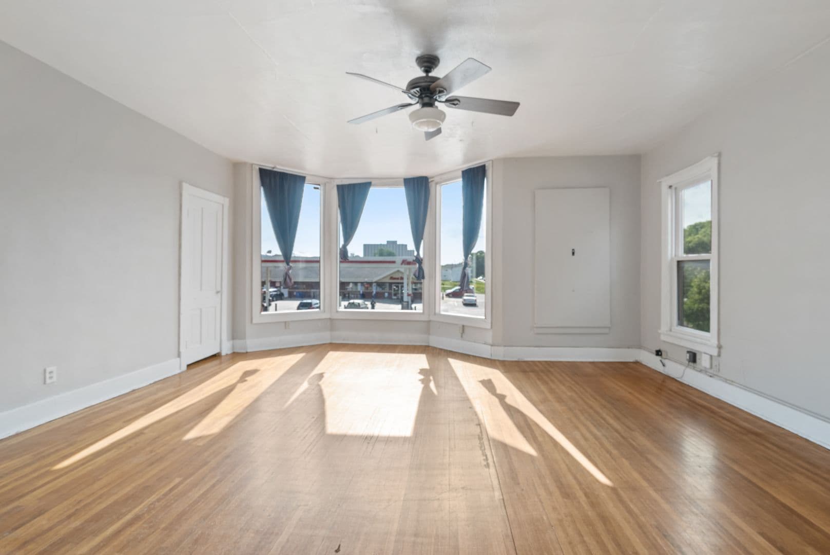 Cedar Falls Apartment: 2020 1/2 College Street