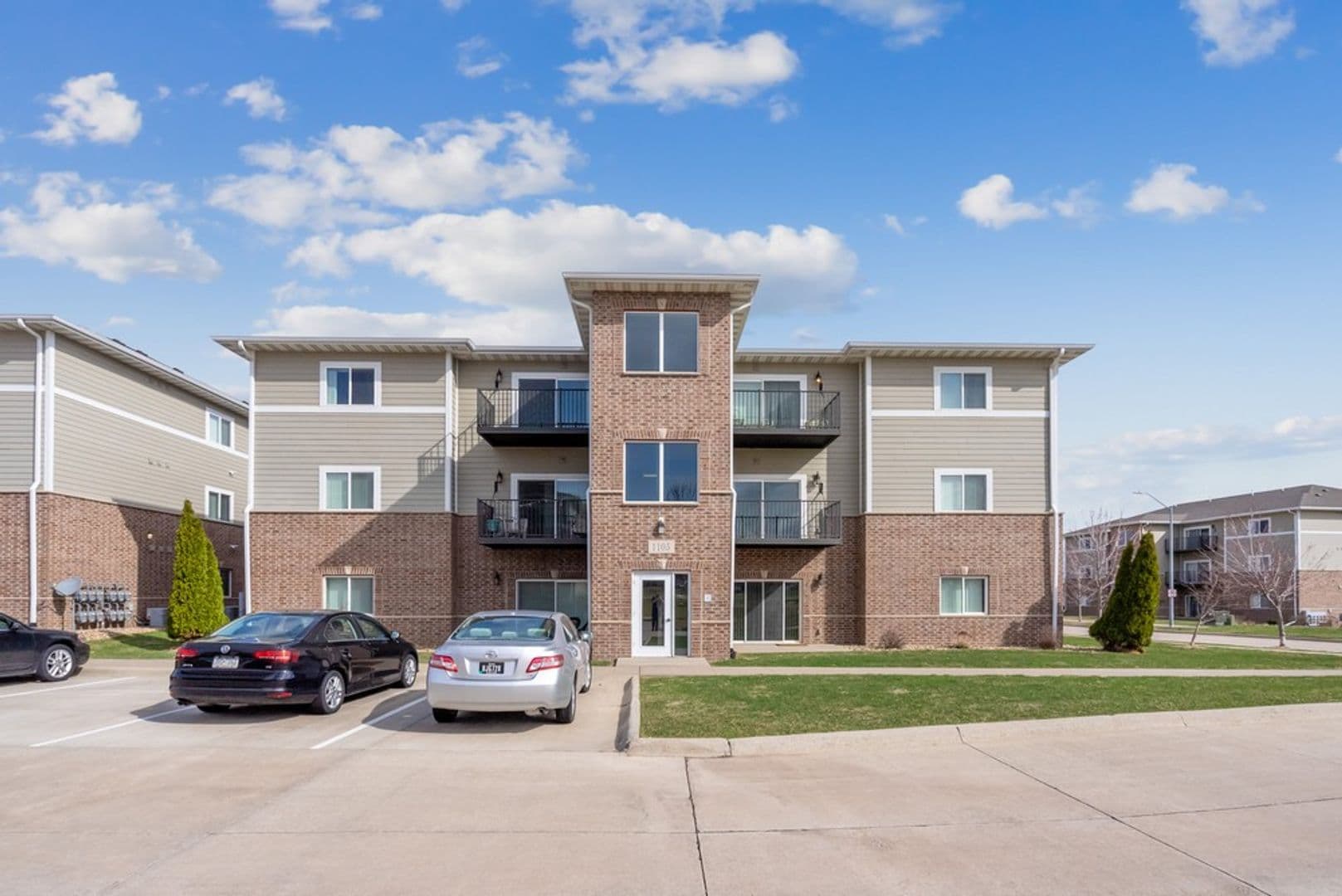 Cedar Falls Apartment: 1003 Bluegrass Cir