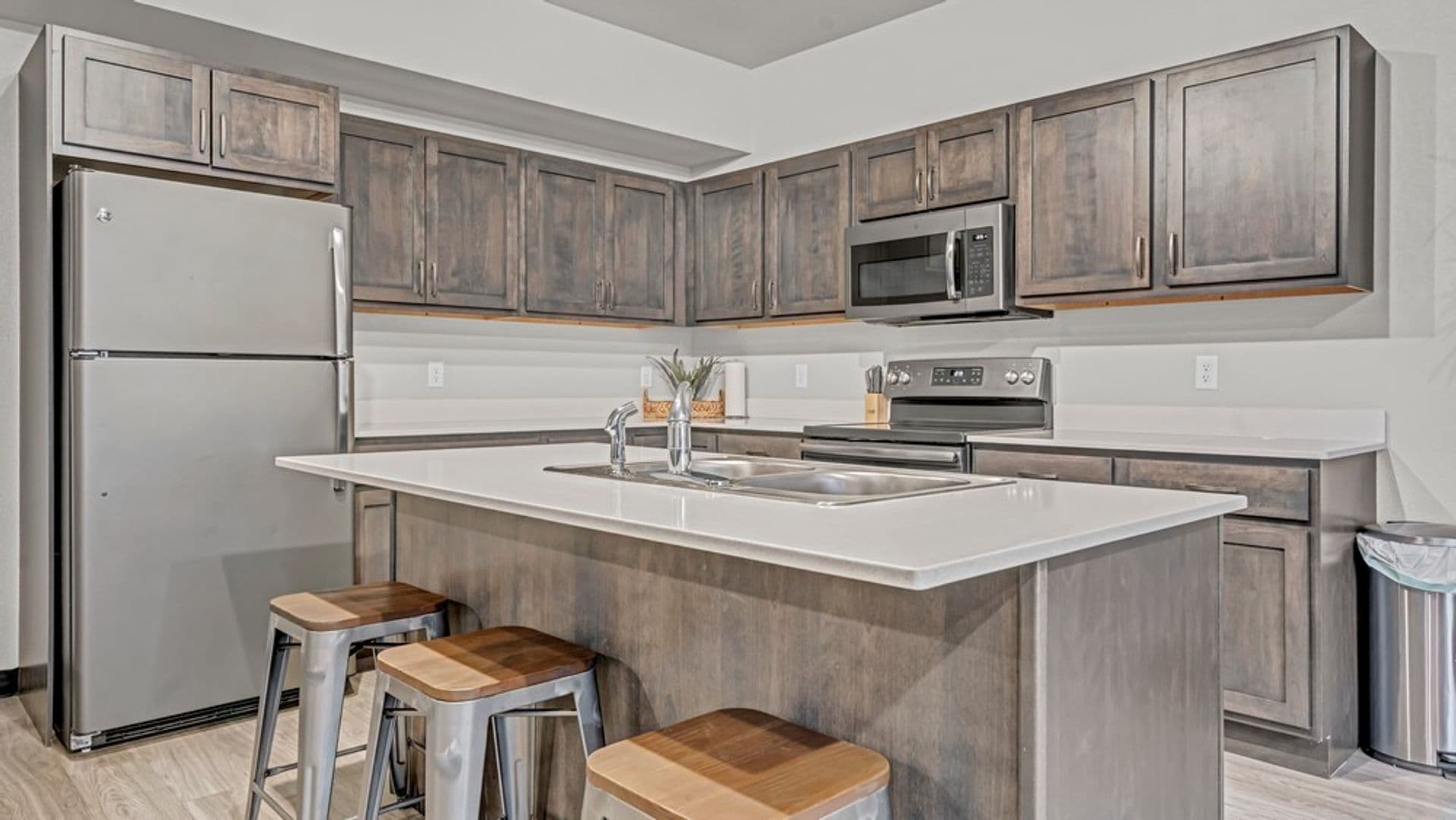Waverly Apartment: 1260 Leitha Ter