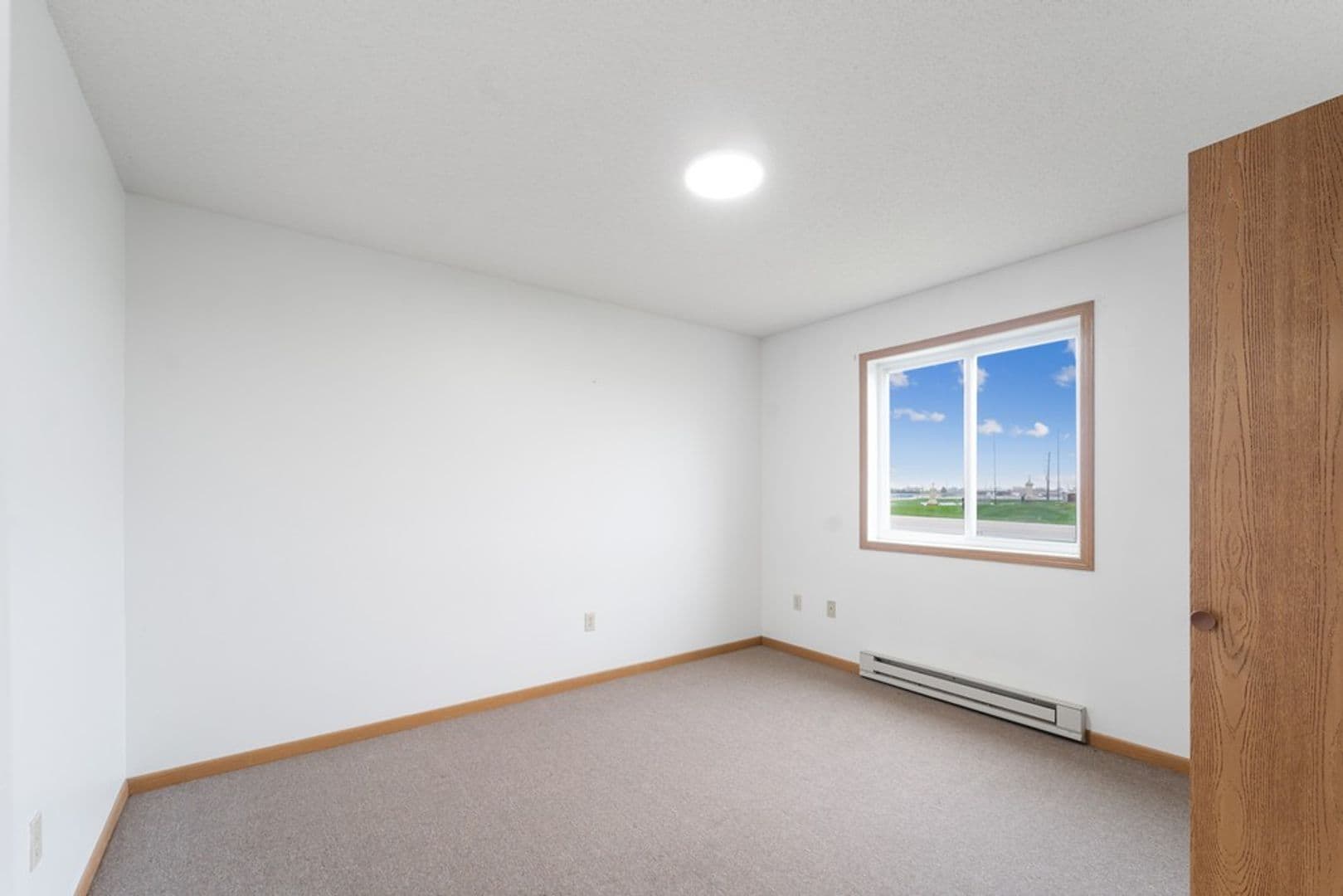 Calmar Apartment: 100 College View Dr