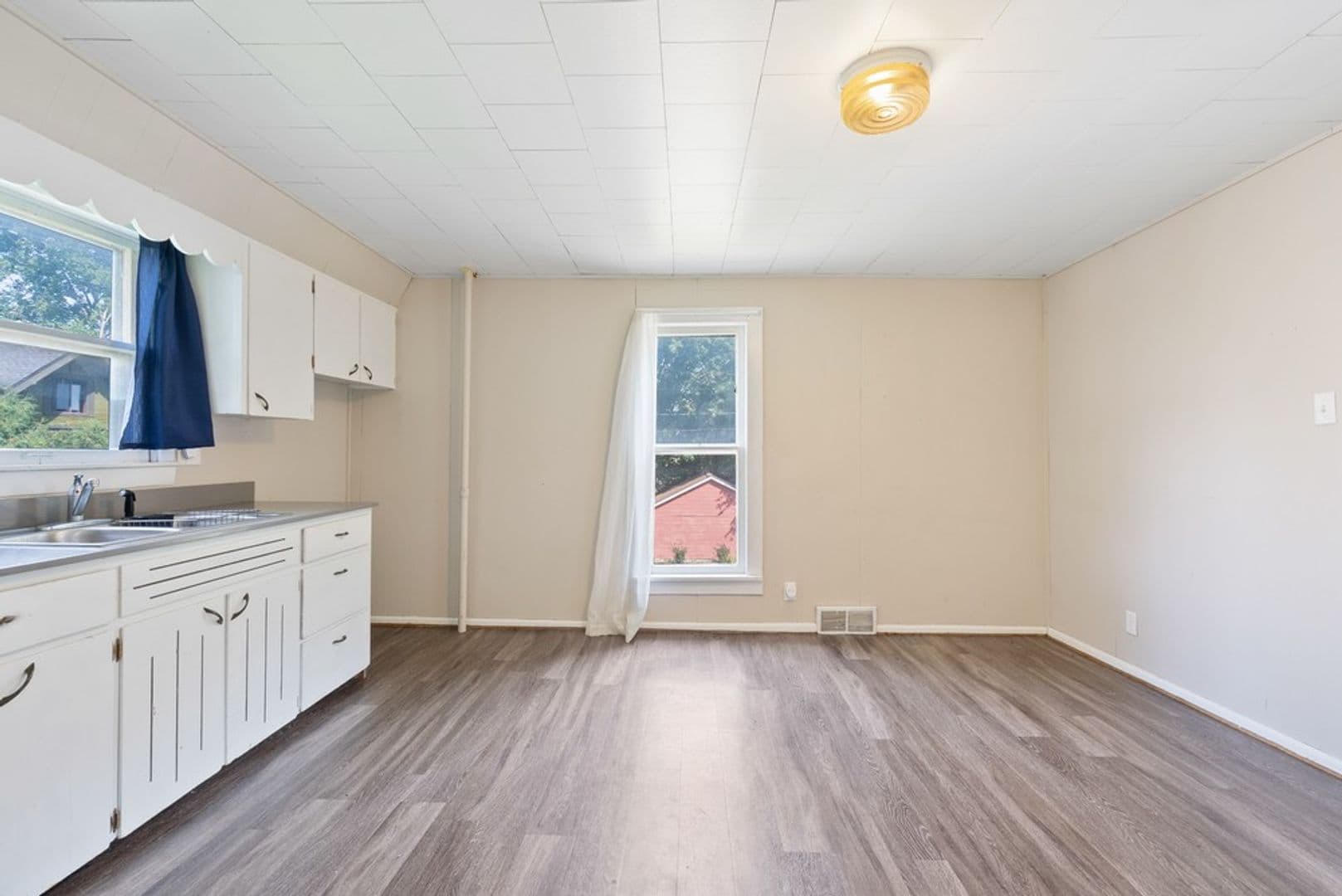 Cedar Falls Apartment: 1012 Clay St