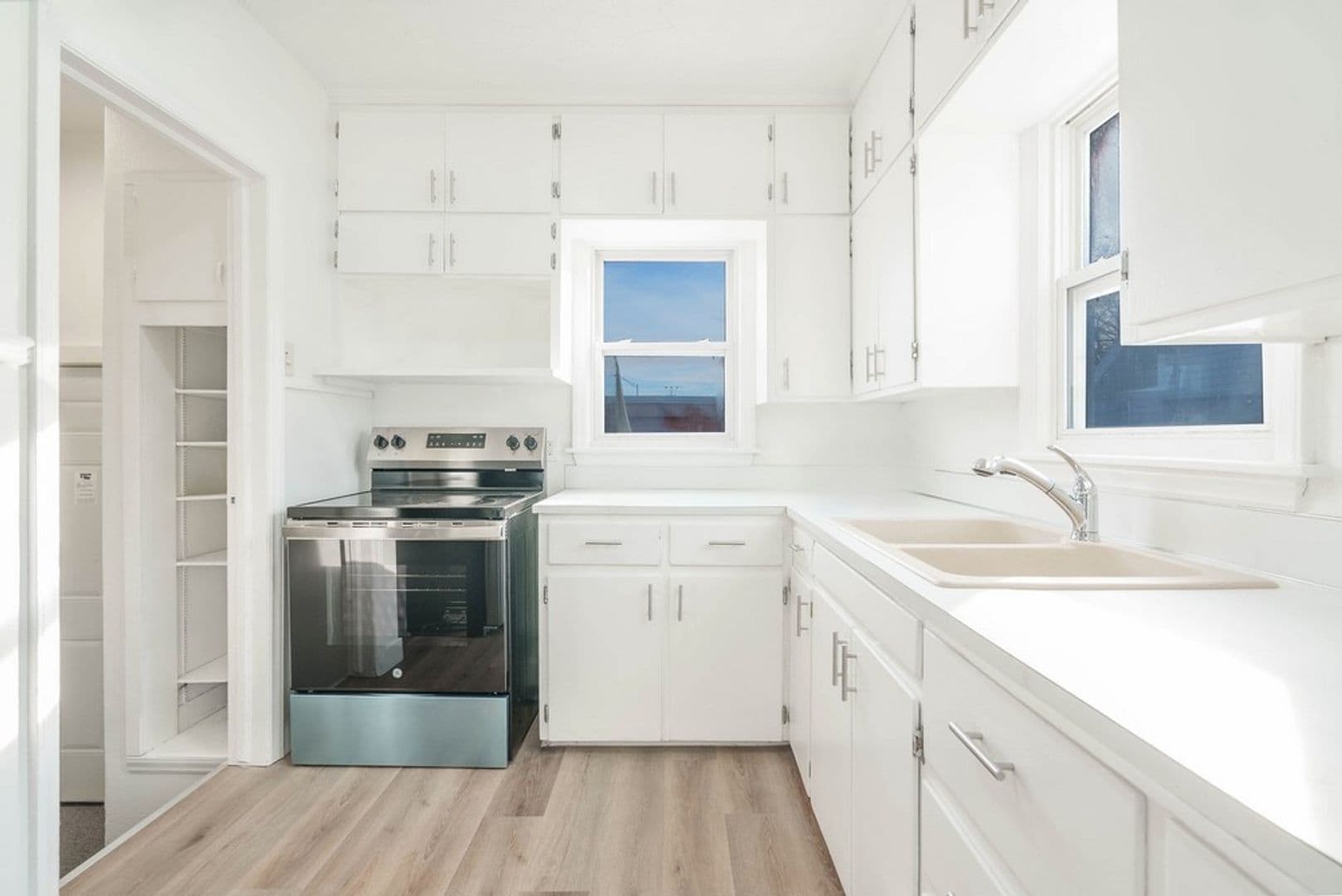 Cedar Falls House: 2303 Main St