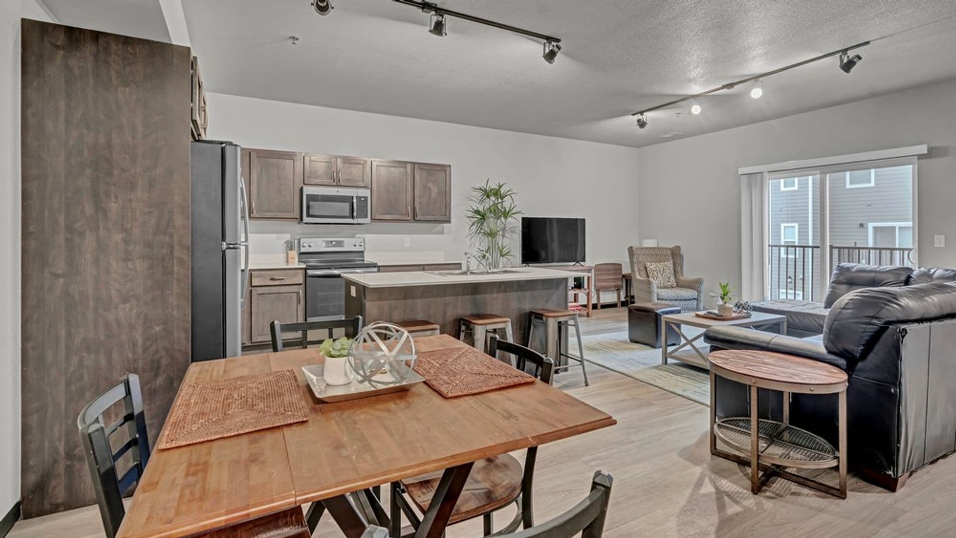 Waverly Apartment: 1260 Leitha Ter
