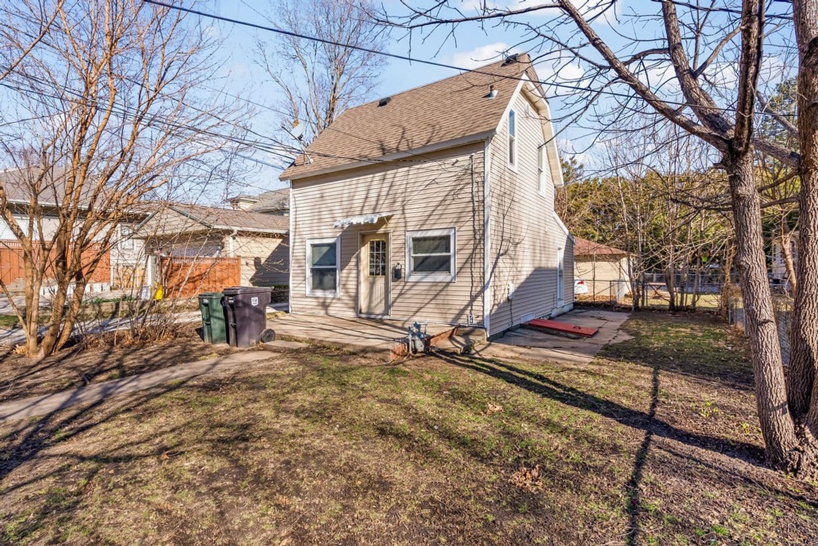 Cedar Falls House: 309 W 10th St