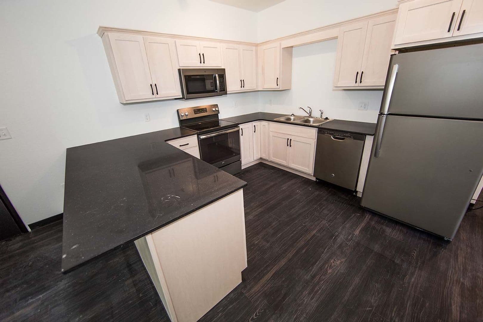 Cedar Falls Apartment: 917 W 23rd St
