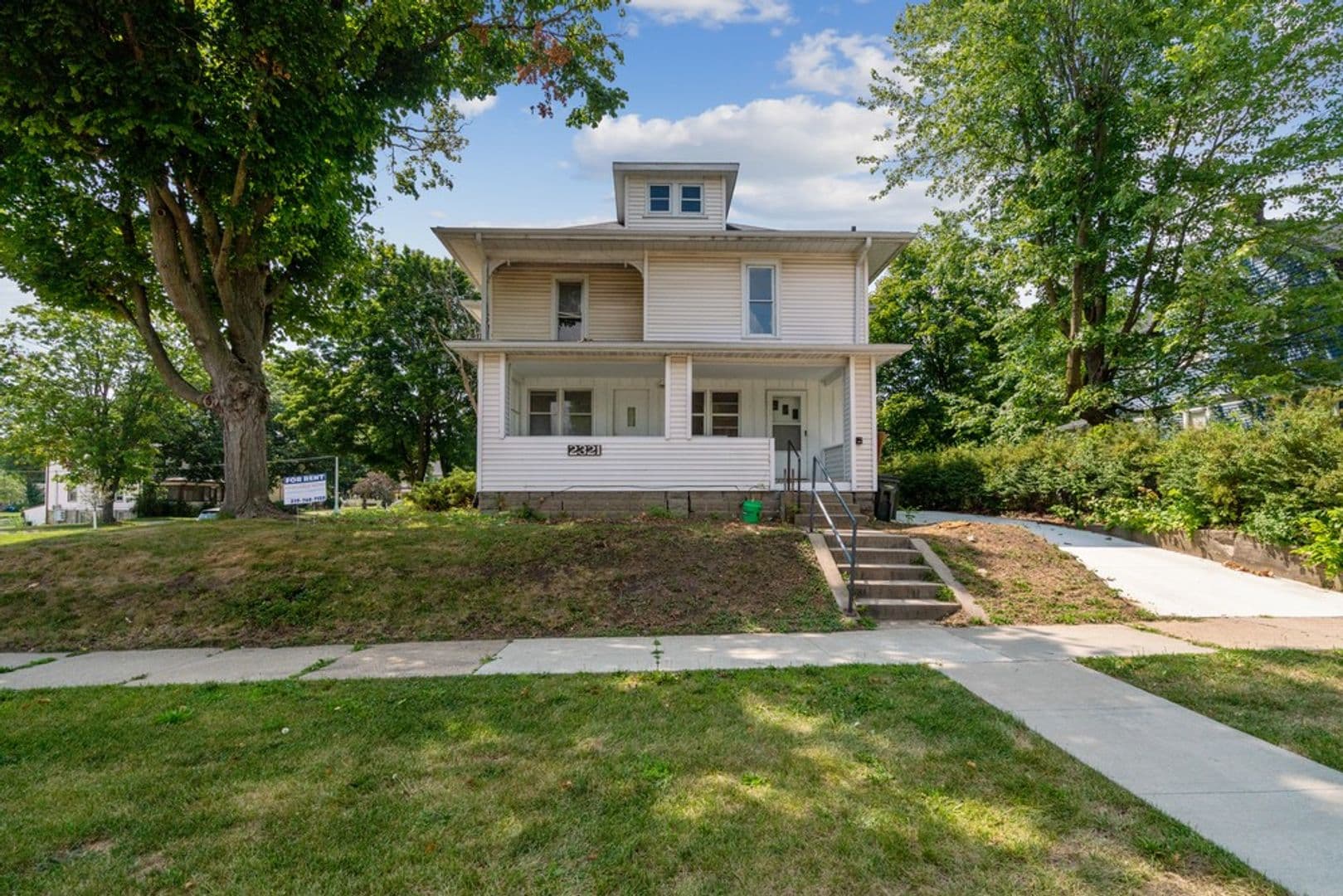 Cedar Falls Apartment: 2321 Iowa St
